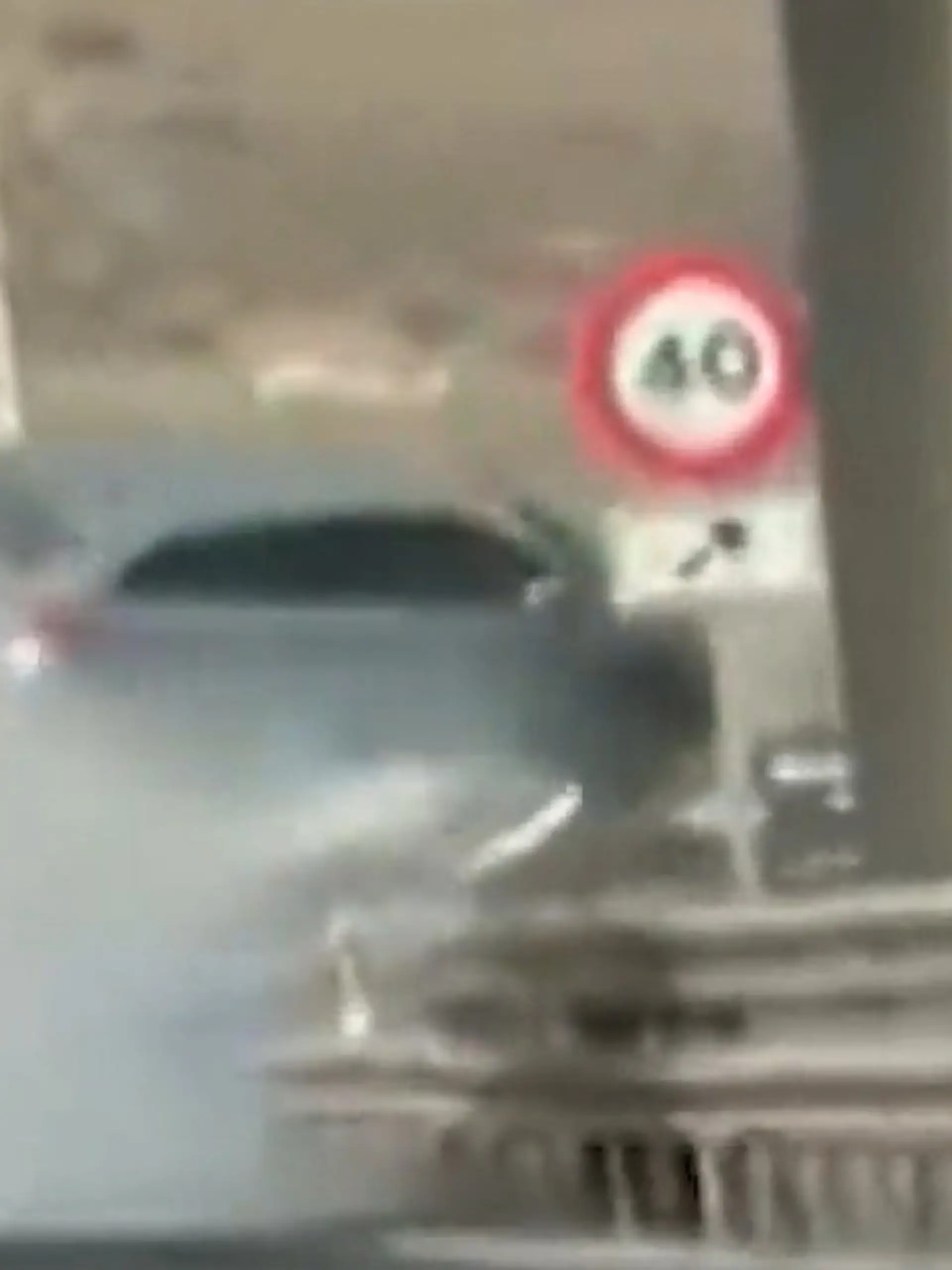 Bild zu: "Leitplanke als Rampe! Fahrer hebt auf Autobahn ab"