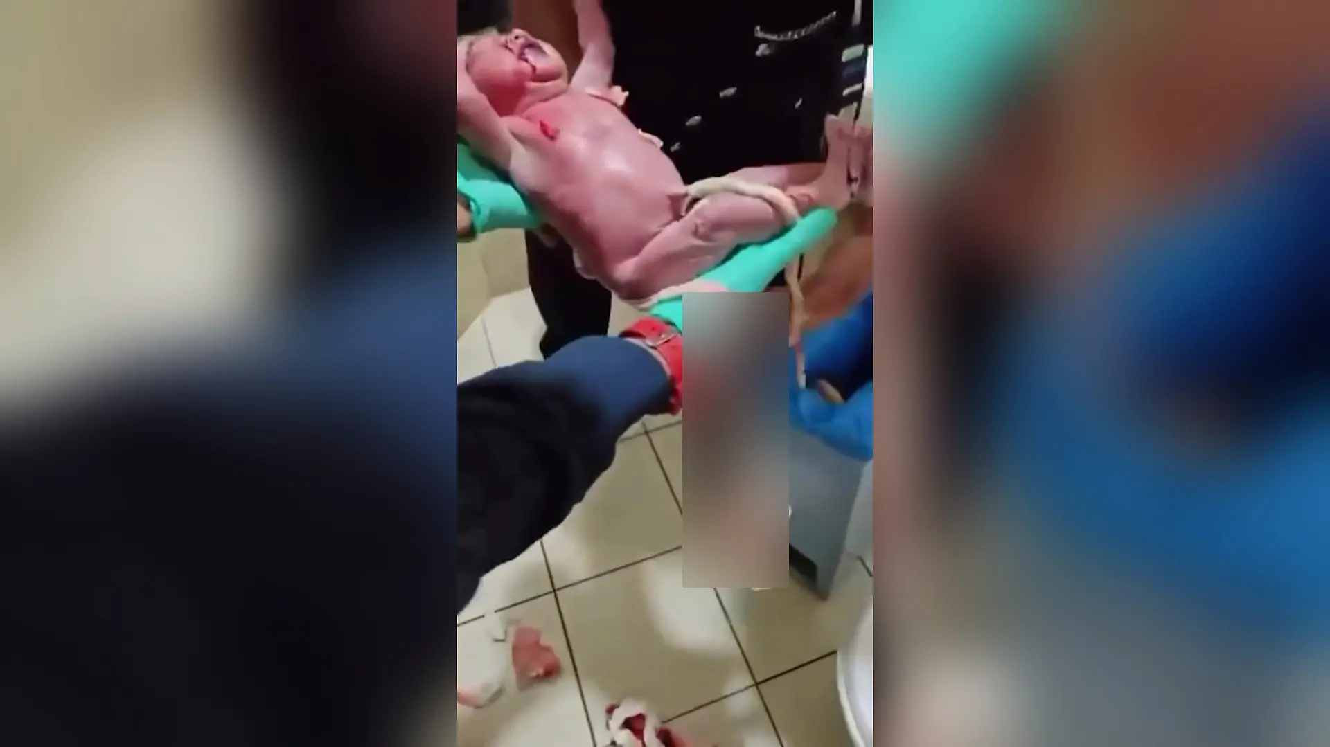 Ein Baby wird auf der Flughafen-Toilette aus einem Mülleimer geholt