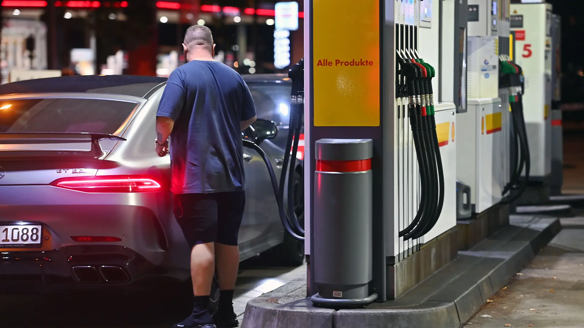 Hohe Spritpreise naehern sich Allzeithoch. Themenbild Kraftstoffpreise , Spritpreise treiben die Inflation an. Tankstelle am Abend ,Mann tankt seinen Wagen auf., steht an der Zapfsaeule am Mittleren Ring in Muenchen am 17.09.2026. SVEN SIMON Fotoagentur GmbH & Co. Pressefoto KG # Seidlhofstr.10 # 85540 Haar # GLS Bank IBAN DE75 4306 0967 4030 0251 00 # BIC GENODEM1GLS # www.svensimon.net