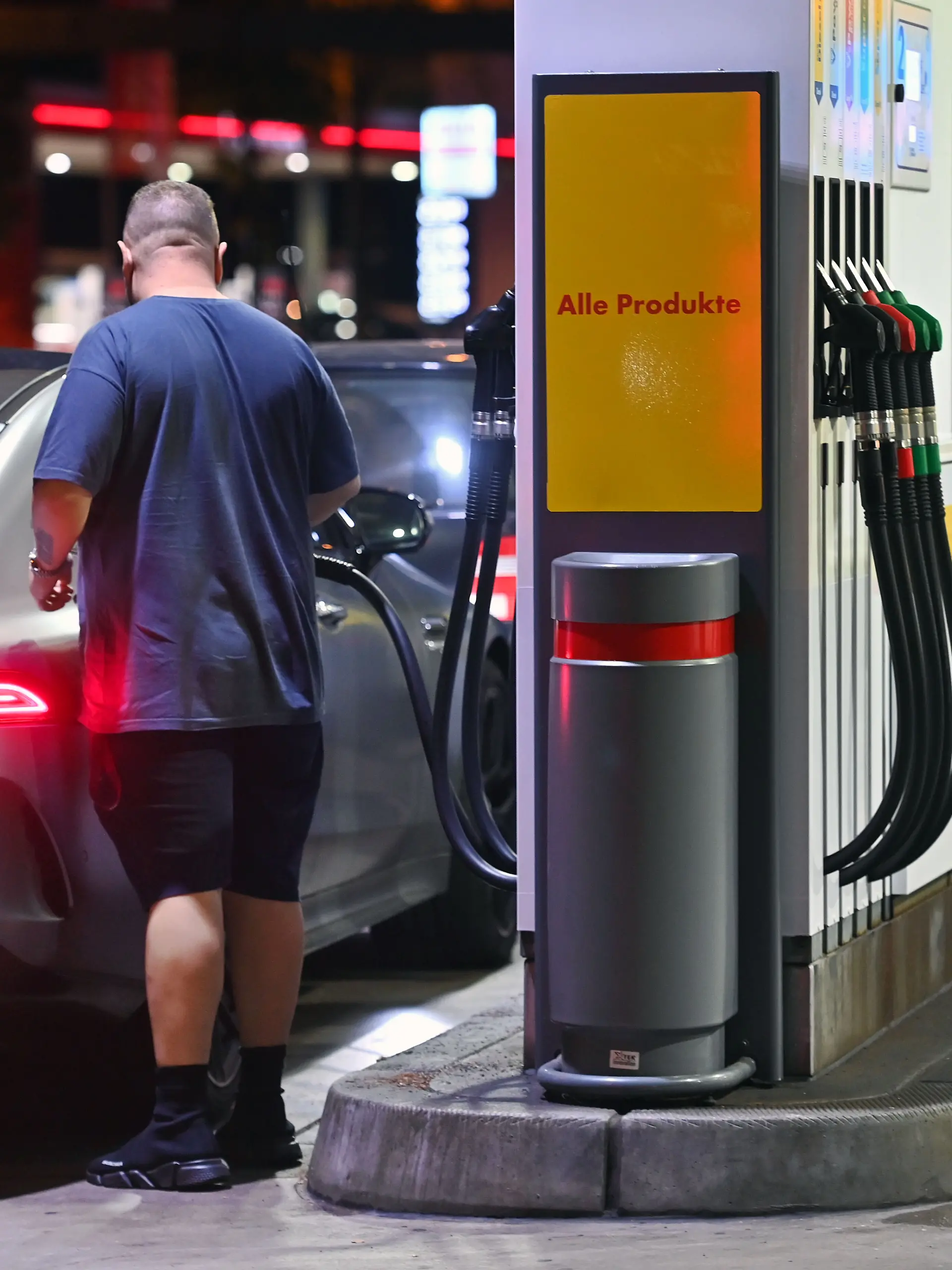 Hohe Spritpreise naehern sich Allzeithoch. Themenbild Kraftstoffpreise , Spritpreise treiben die Inflation an. Tankstelle am Abend ,Mann tankt seinen Wagen auf., steht an der Zapfsaeule am Mittleren Ring in Muenchen am 17.09.2026. SVEN SIMON Fotoagentur GmbH & Co. Pressefoto KG # Seidlhofstr.10 # 85540 Haar # GLS Bank IBAN DE75 4306 0967 4030 0251 00 # BIC GENODEM1GLS # www.svensimon.net