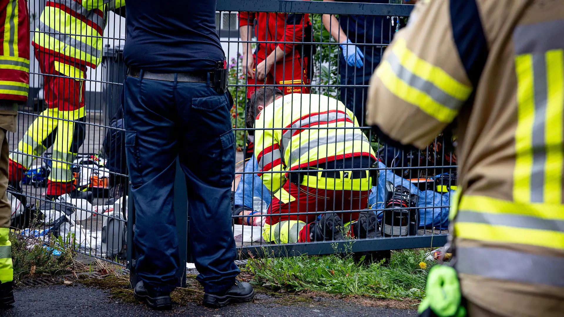 ARCHIV - 31.08.2026, Nordrhein-Westfalen, Hattingen: Rettungskräfte versorgen einen Schwerverletzten an einem Grundstück. Nach dem Fund eines Schwerverletzten in Hattingen ermittelt eine Mordkommission.