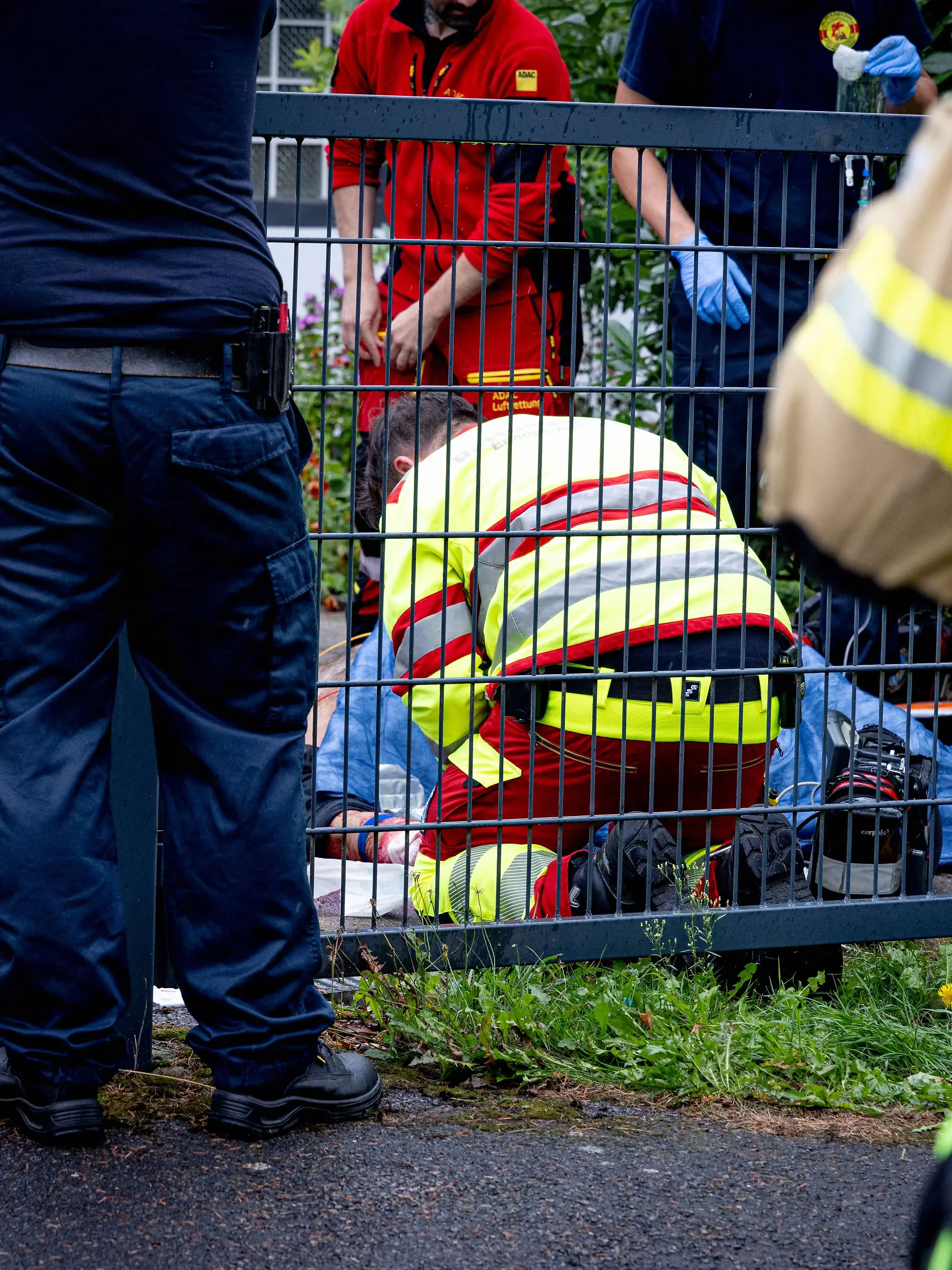 ARCHIV - 31.08.2026, Nordrhein-Westfalen, Hattingen: Rettungskräfte versorgen einen Schwerverletzten an einem Grundstück. Nach dem Fund eines Schwerverletzten in Hattingen ermittelt eine Mordkommission.