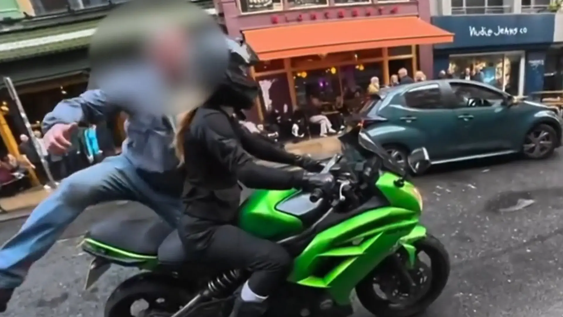 Grapsch-Attacke an der Ampel! Mann belästigt Motorradfahrerin - dann holt sie aus Er wird sofort ausgebremst