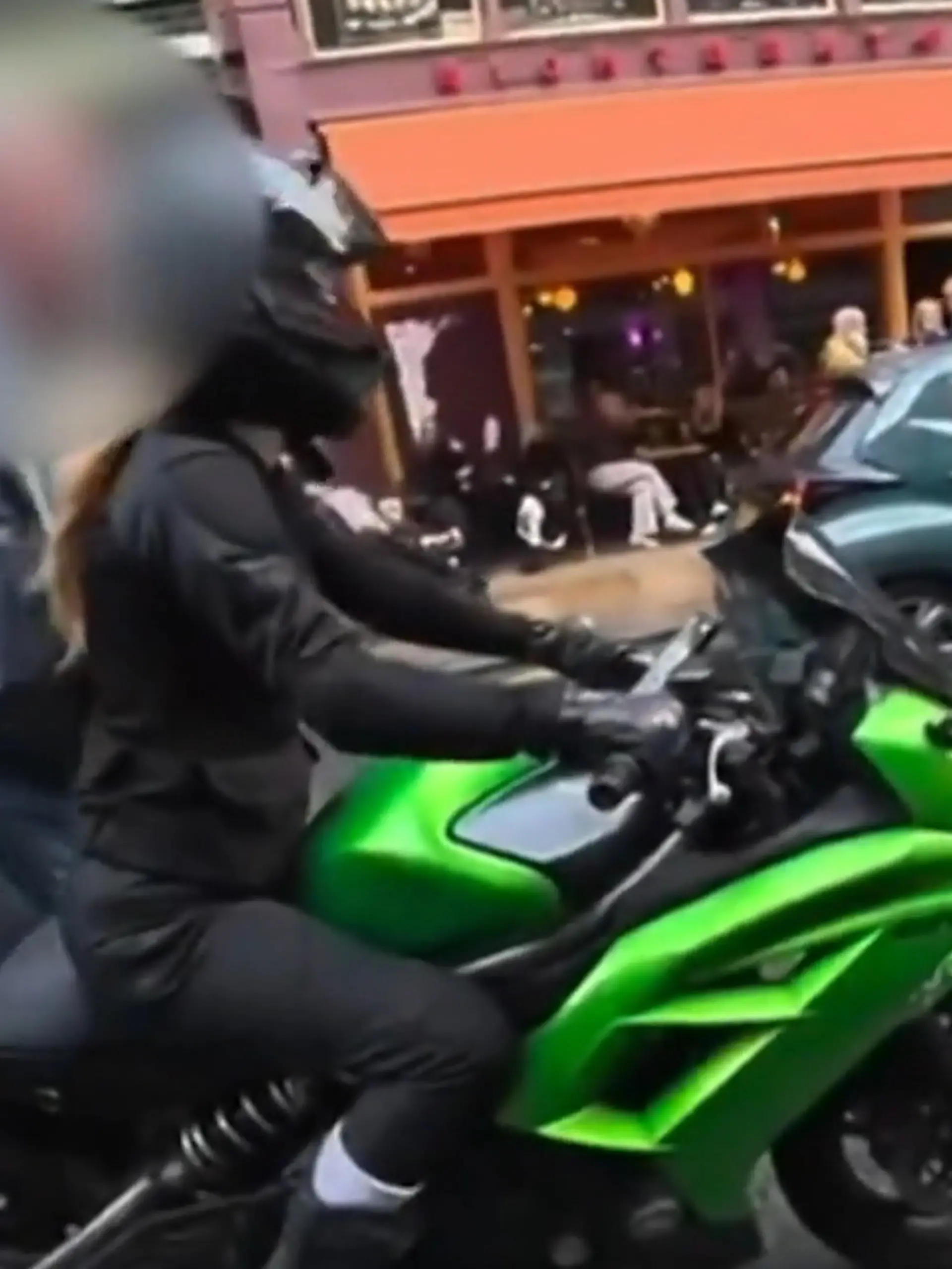 Bild zu: "Grapsch-Attacke an der Ampel! Mann belästigt Motorradfahrerin – dann holt sie aus"