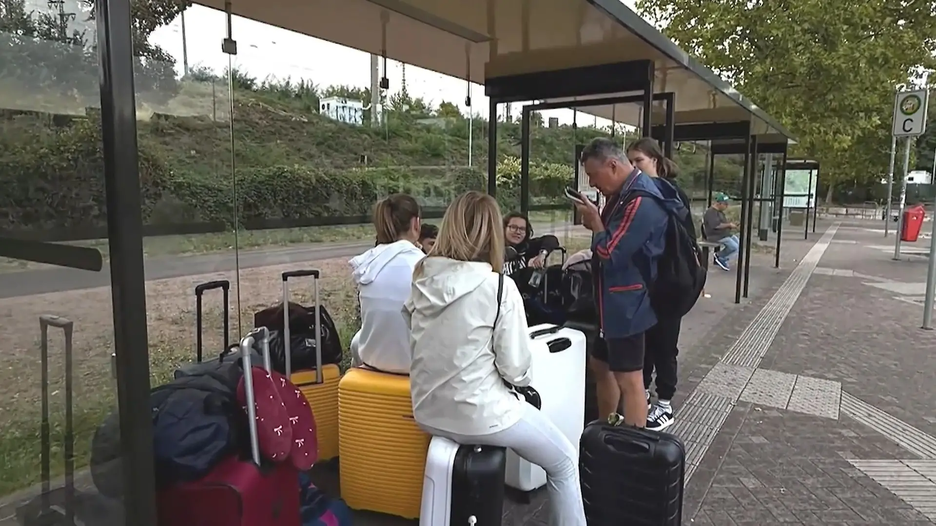 Reiseveranstalter lässt acht Schüler an Grenze zurück Sie sollen randaliert haben