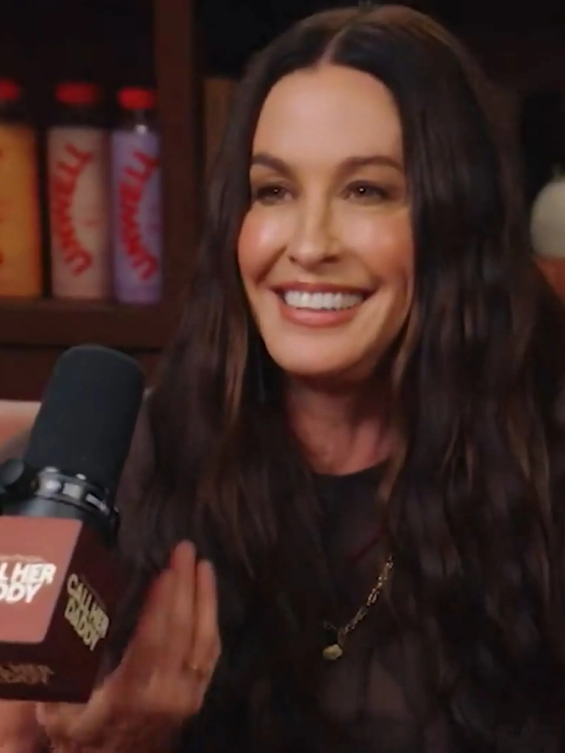 Bild zu: "Alanis Morissette bricht ihr Missbrauch-Schweigen"