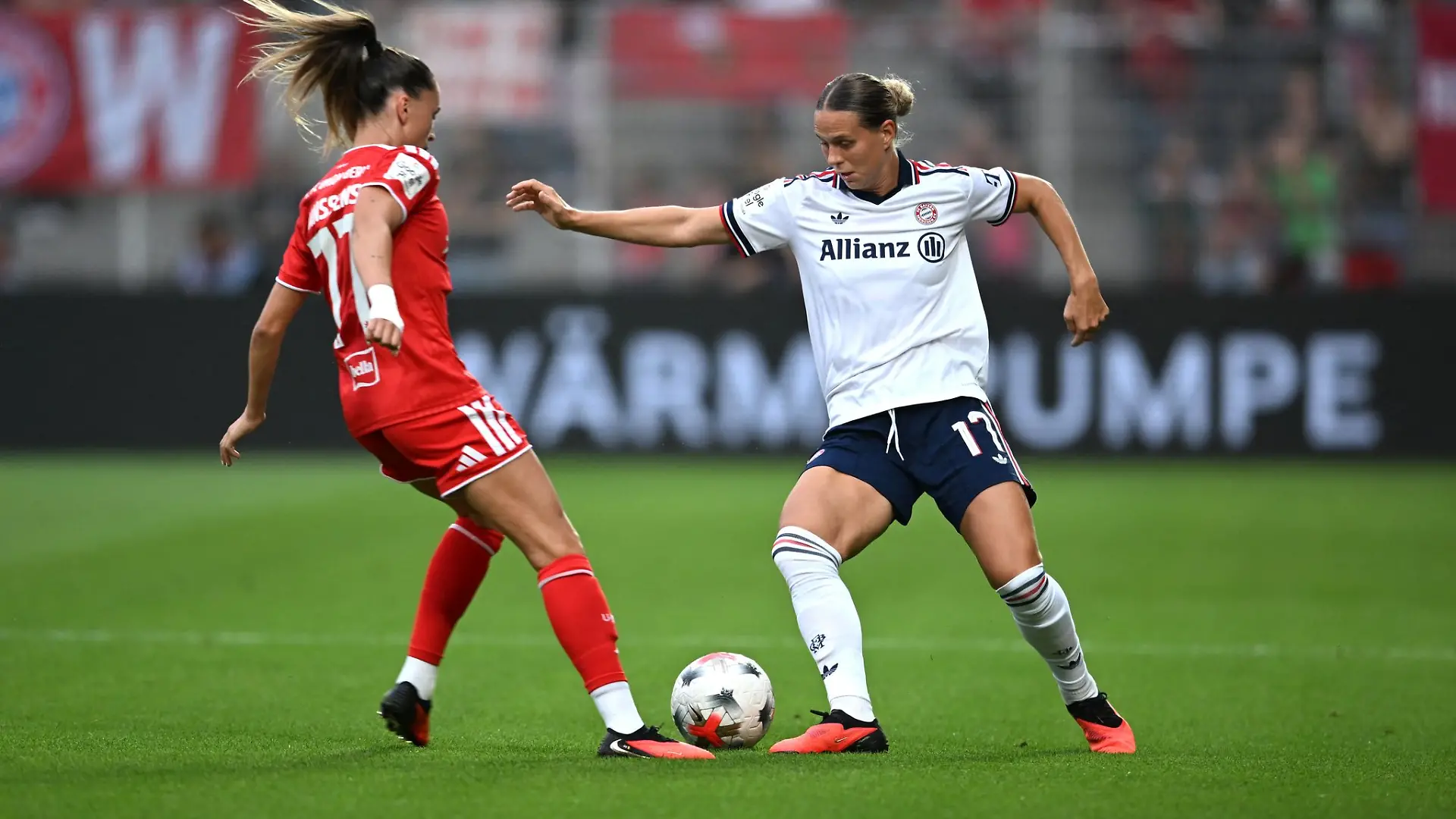 Bundesliga ohne DFB: So sieht die Zukunft für Klara Bühl (r) und Co. nun auch offiziell aus. (Archivbild)