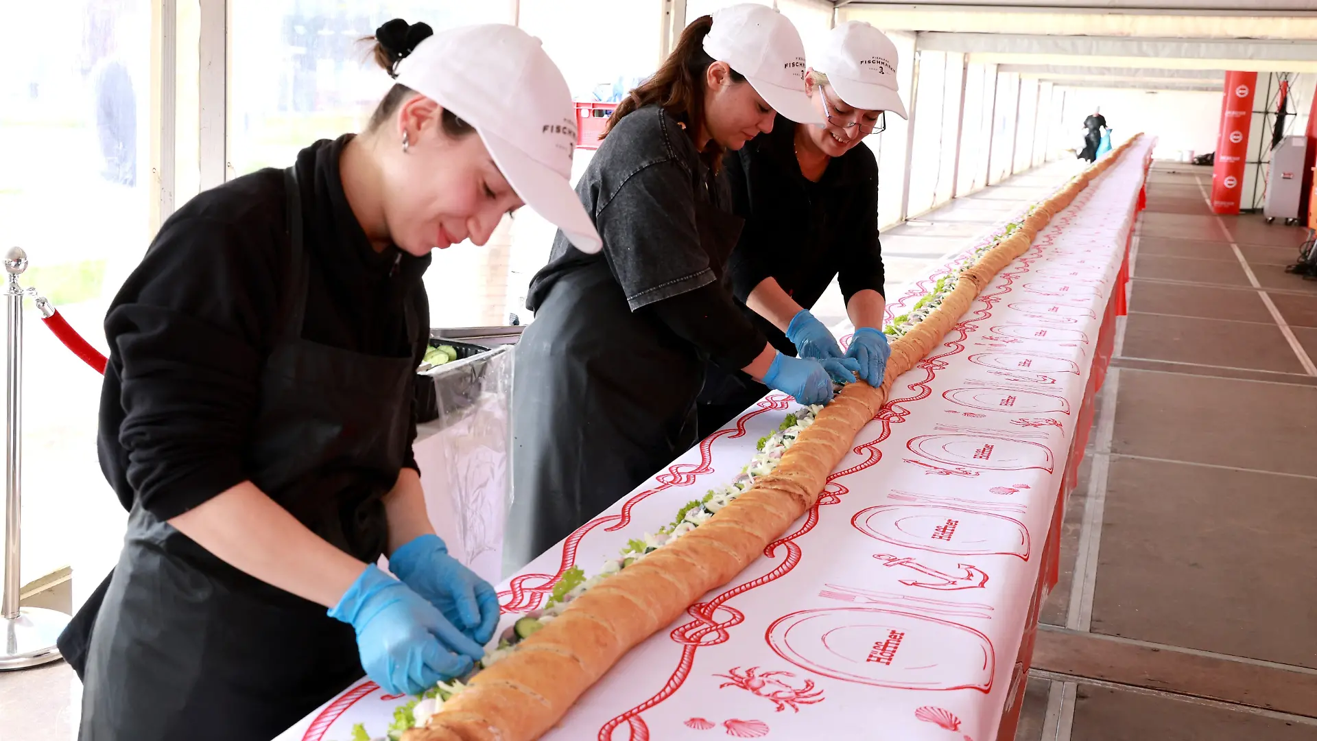 Der neue Fischbrötchen-Weltrekord liegt bei 51,87 Metern.