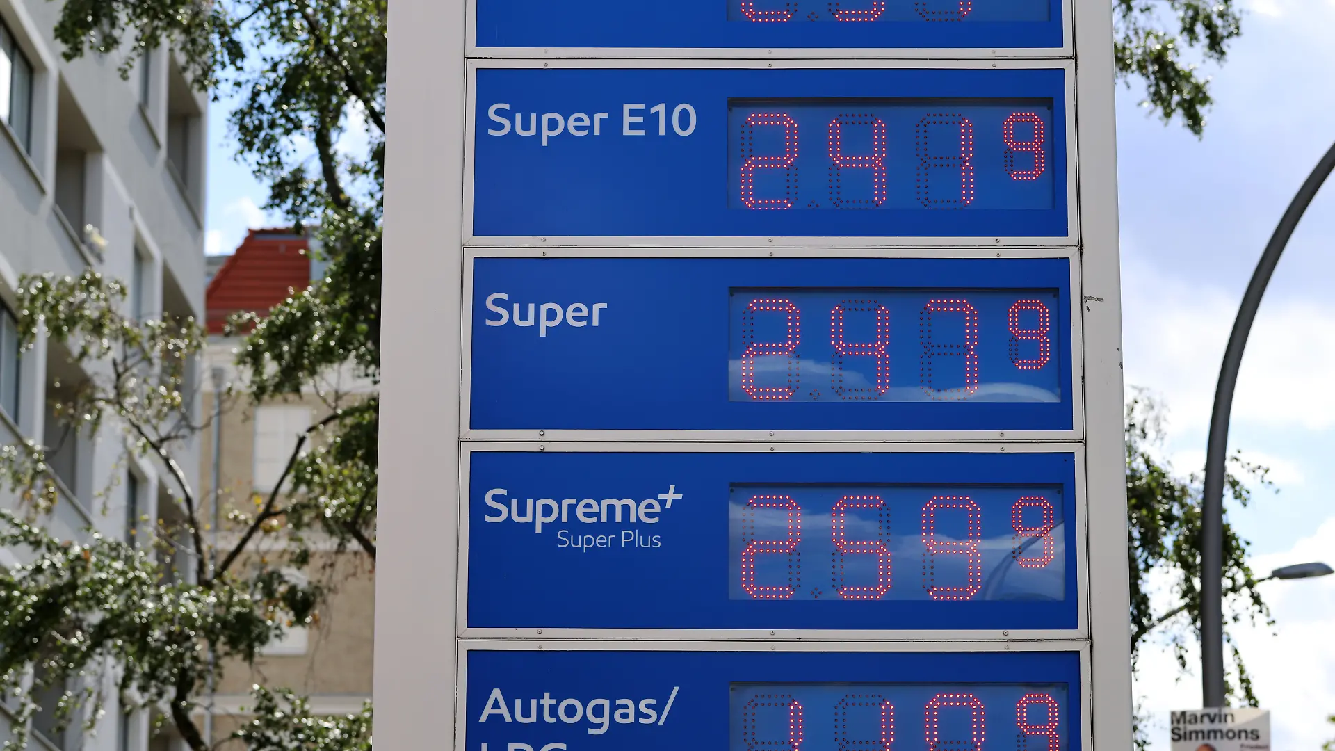 Berlin, 18.09.2026. Tankpreise auf dem Höchststand, wie hier bei einer Esso-Tankstelle in dem Berliner Bezirk Schöneberg. Im Tagesdurchschnitt lag der Preis pro Liter im bundesweiten Schnitt bei 2,471 Euro, wie der ADAC in München am Freitag mitteilte.