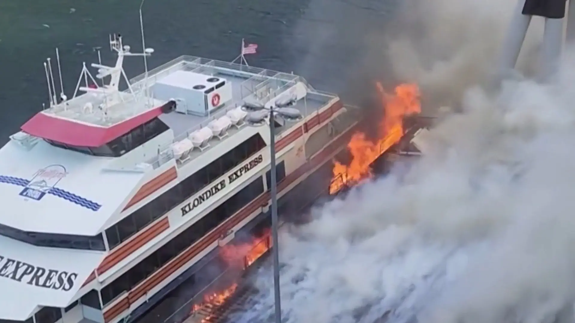 70 Millionen Euro in Flammen! Kreuzfahrt-Anleger brennt ab – nun ist Hafenstadt gefährdet Feuer greift auf Touristenboot über
