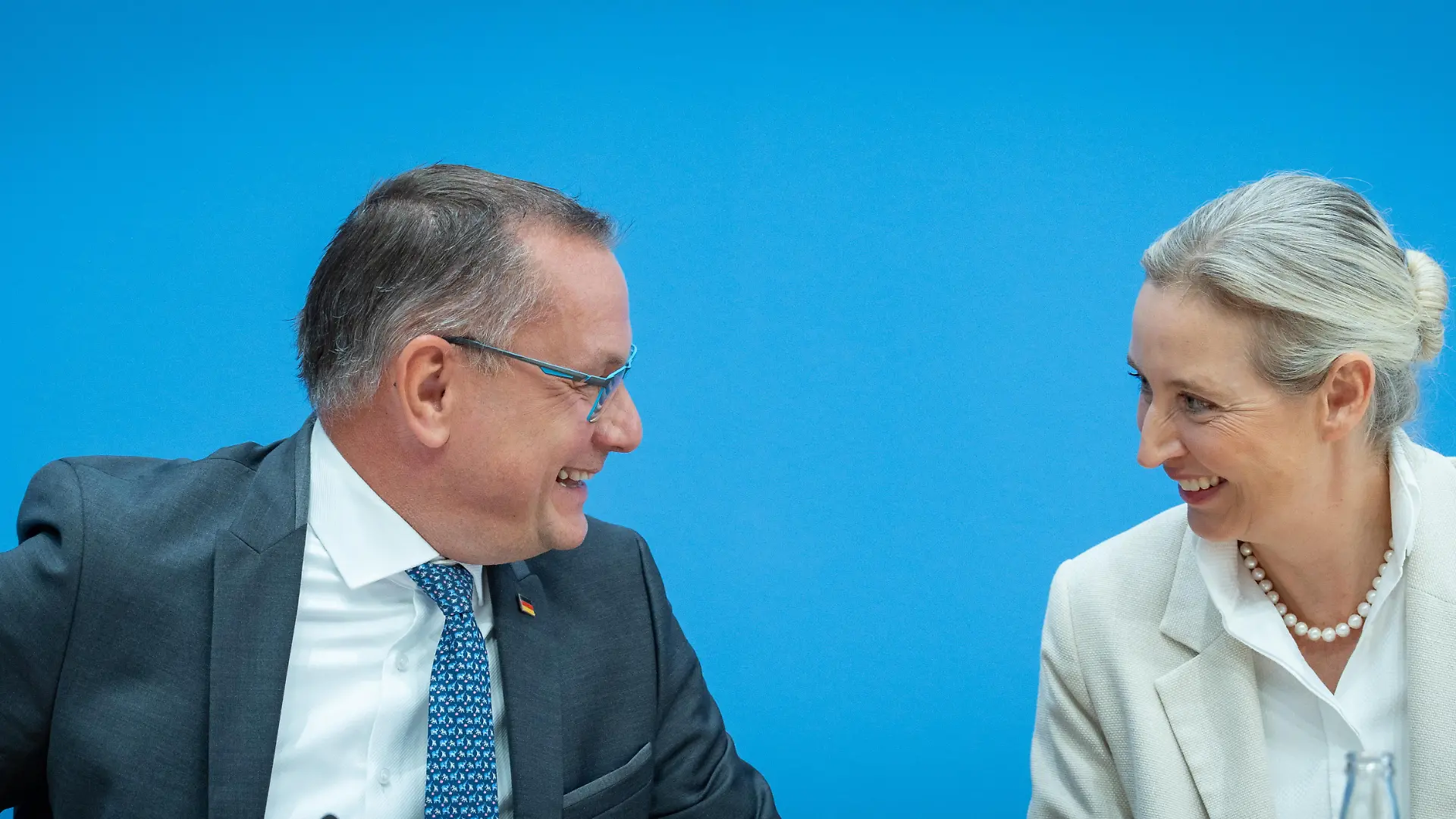 AfD-Bundesvorsitzender Tino Chrupalla gemeinsam mit der Co-Vorsitzenden Alice Weidel während der Bundespressekonferenz