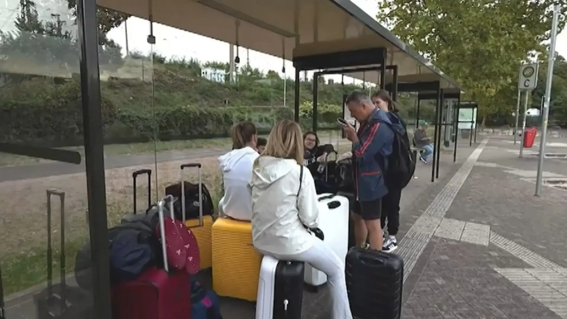 Busunternehmen verweigert Schülern den Transport nach Ärger im Hostel Busfahrer lässt Schüler allein zurück