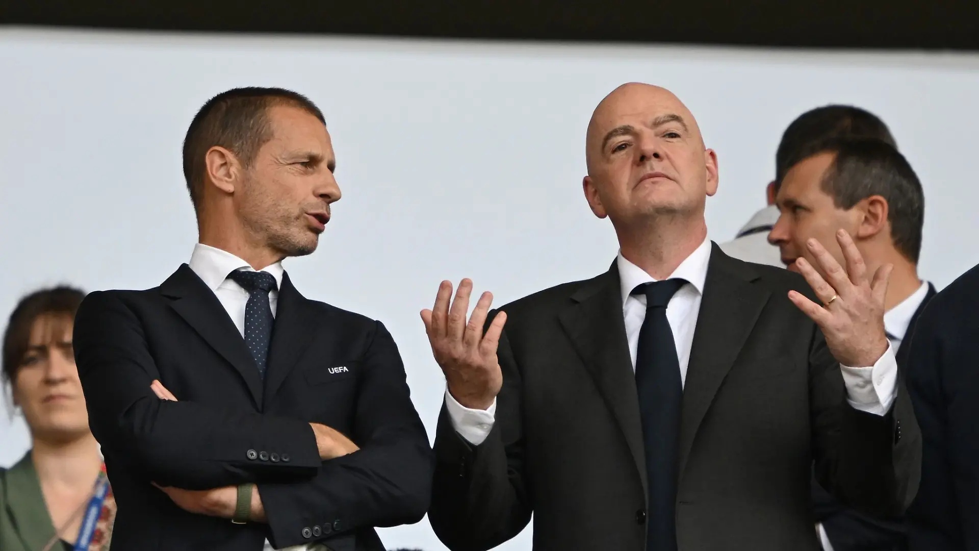 Der Machtkampf der UEFA gegen FIFA-Boss Infantino (r) geht weiter. (Archivbild)