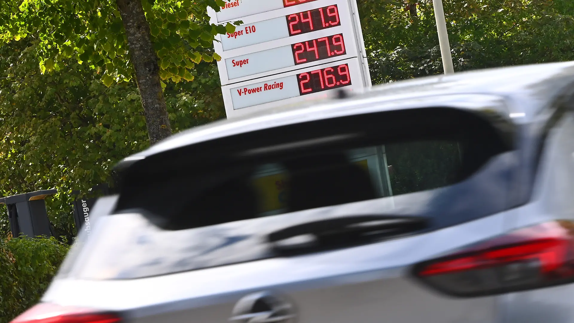 Taeglich neue Hoechststaende an der Zapfsaeule. Themenbild Kraftstoffpreise , Spritpreise treiben die Inflation an. Tankstelle ,Preistafel. Kraftstoffsorten im Landkreis Muenchen am 18.09.2026 ?SVEN SIMON Fotoagentur GmbH & Co. Pressefoto KG # Seidlhofstr.10 # 85540 Haar # GLS Bank IBAN DE75 4306 0967 4030 0251 00 # BIC GENODEM1GLS # www.svensimon.net
