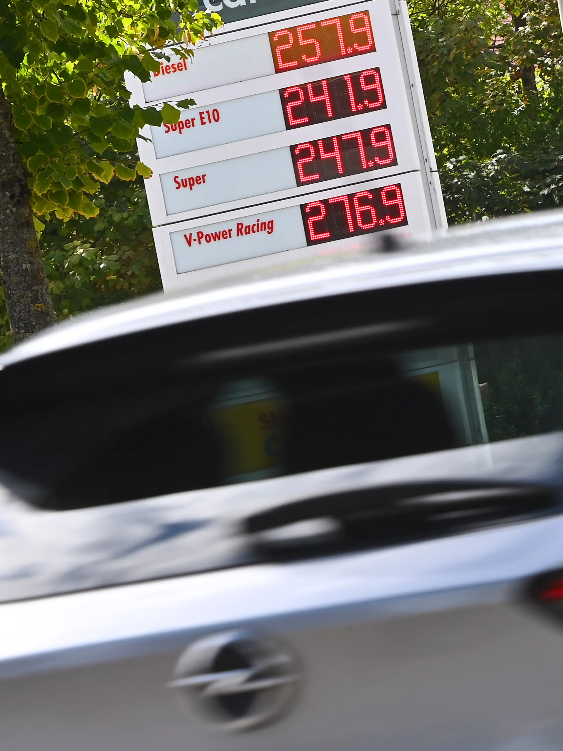 Taeglich neue Hoechststaende an der Zapfsaeule. Themenbild Kraftstoffpreise , Spritpreise treiben die Inflation an. Tankstelle ,Preistafel. Kraftstoffsorten im Landkreis Muenchen am 18.09.2026 ?SVEN SIMON Fotoagentur GmbH & Co. Pressefoto KG # Seidlhofstr.10 # 85540 Haar # GLS Bank IBAN DE75 4306 0967 4030 0251 00 # BIC GENODEM1GLS # www.svensimon.net