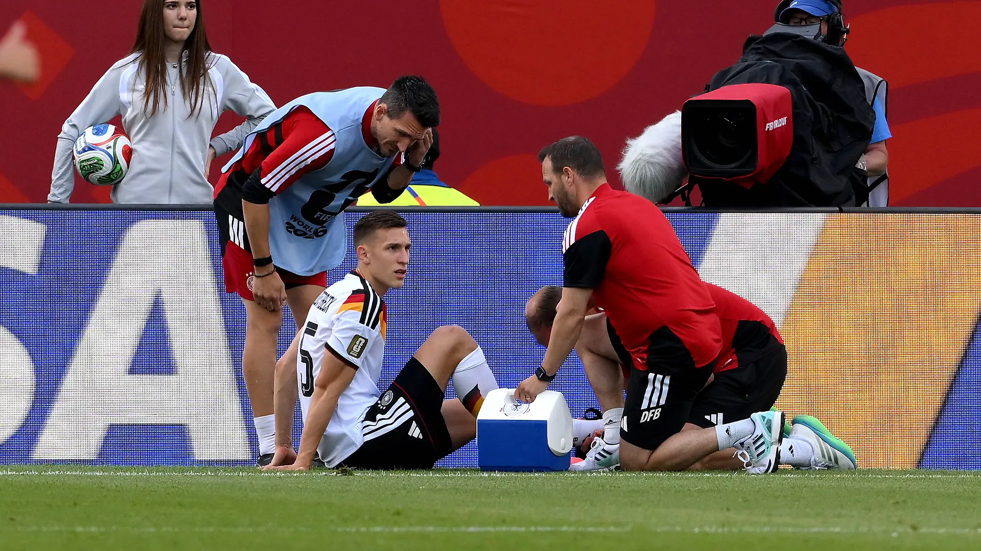 Fussball FIFA WM 2026 Vorrunde Gruppe E in Toronto Deutschland - Elfenbeinkueste 20.06.2026 Nico Schlotterbeck Deutschland verletzt am Boden, wird behandelt *** Soccer