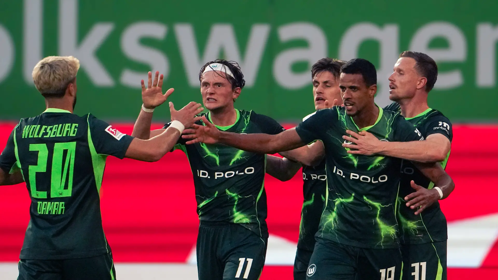 Deutschland:Fussball 2.Bundesliga 2026/2027, 6.Spieltag VfL Wolfsburg vs SV Darmstadt 98 - Volkswagen Arena Wolfsburg: Tor und Torjubel zum Robert Glatzel VfL Wolfsburg, 19 Fabian Reese VfL Wolfsburg, 11 Joakim Maehle / Joakim Maehle VfL Wolfsburg, 21 Elvis Rexhbecaj / Elvis Rexhbecaj VfL Wolfsburg, 37 *** Germany Soccer 2. Bundesliga 20262027, Matchday 6: VfL Wolfsburg vs. SV Darmstadt 98 at Volkswagen Arena, WolfsburgGoal and goal celebration by Robert Glatzel of VfL Wolfsburg, 19 Fabian Reese VfL Wolfsburg, 11 Joakim Maehle VfL Wolfsburg, 21 Elvis Rexhbecaj VfL Wolfsburg, 37 Copyright: xAymanxAlahmedx