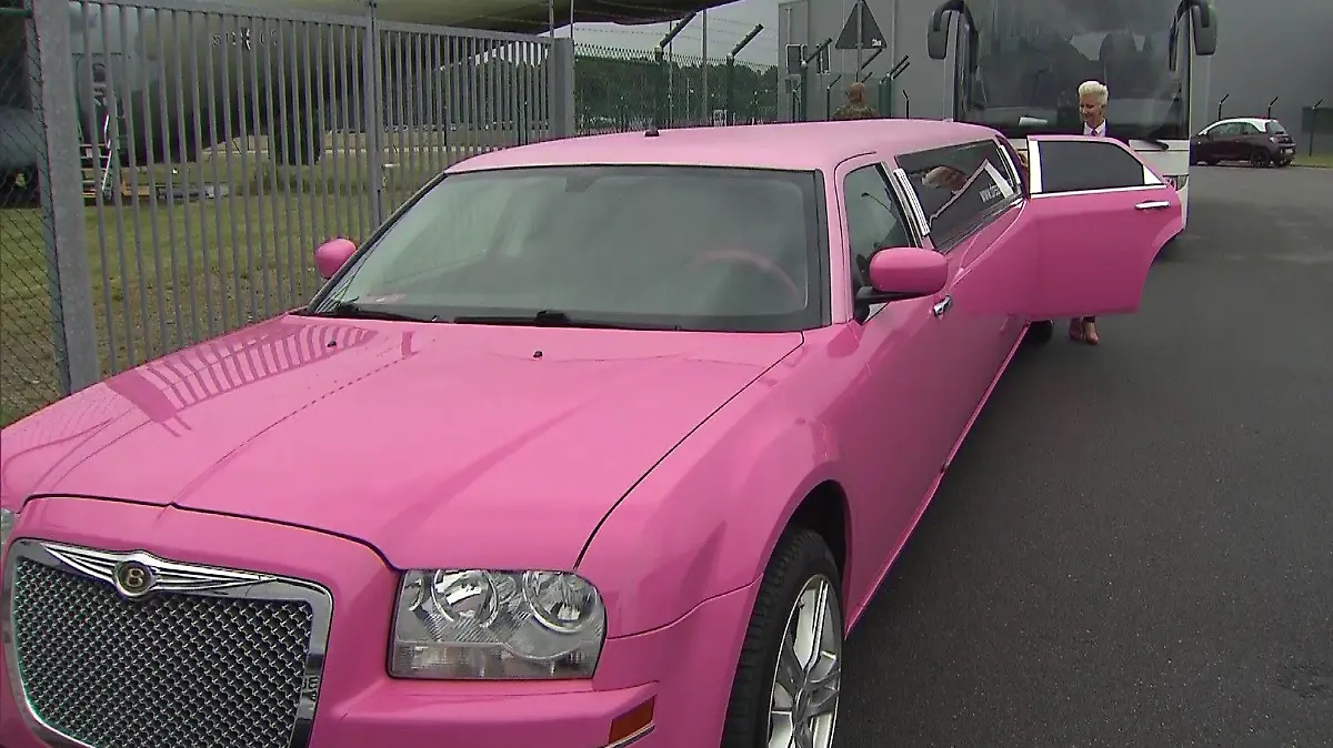Angehörige warten auf die Ankunft der Soldaten. Ein Mann darf sich sogar auf eine Fahrt in einer pinken Strech-Limousine freuen.