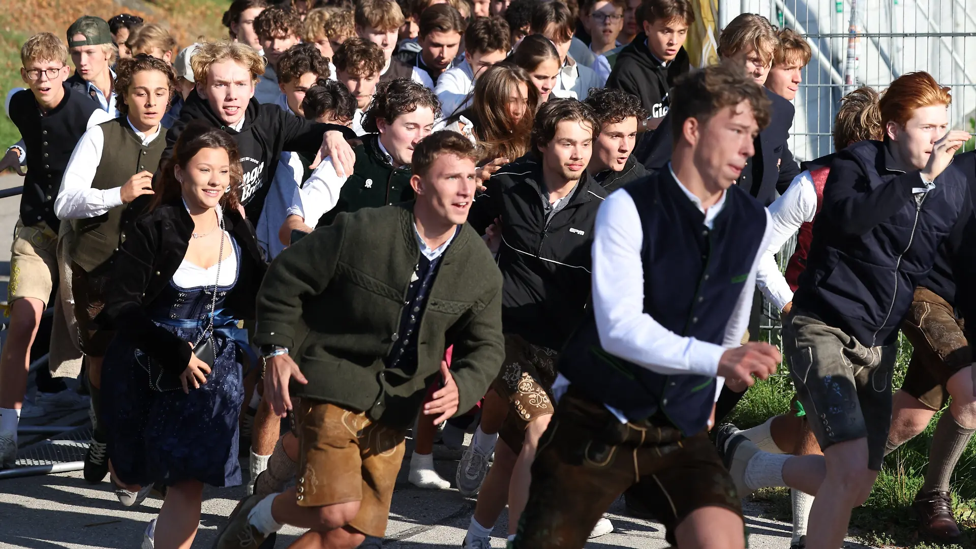 Die ersten Besucher rennen zum Start des Oktoberfestes nach dem Einlass auf die Festwiese zu den Zelten