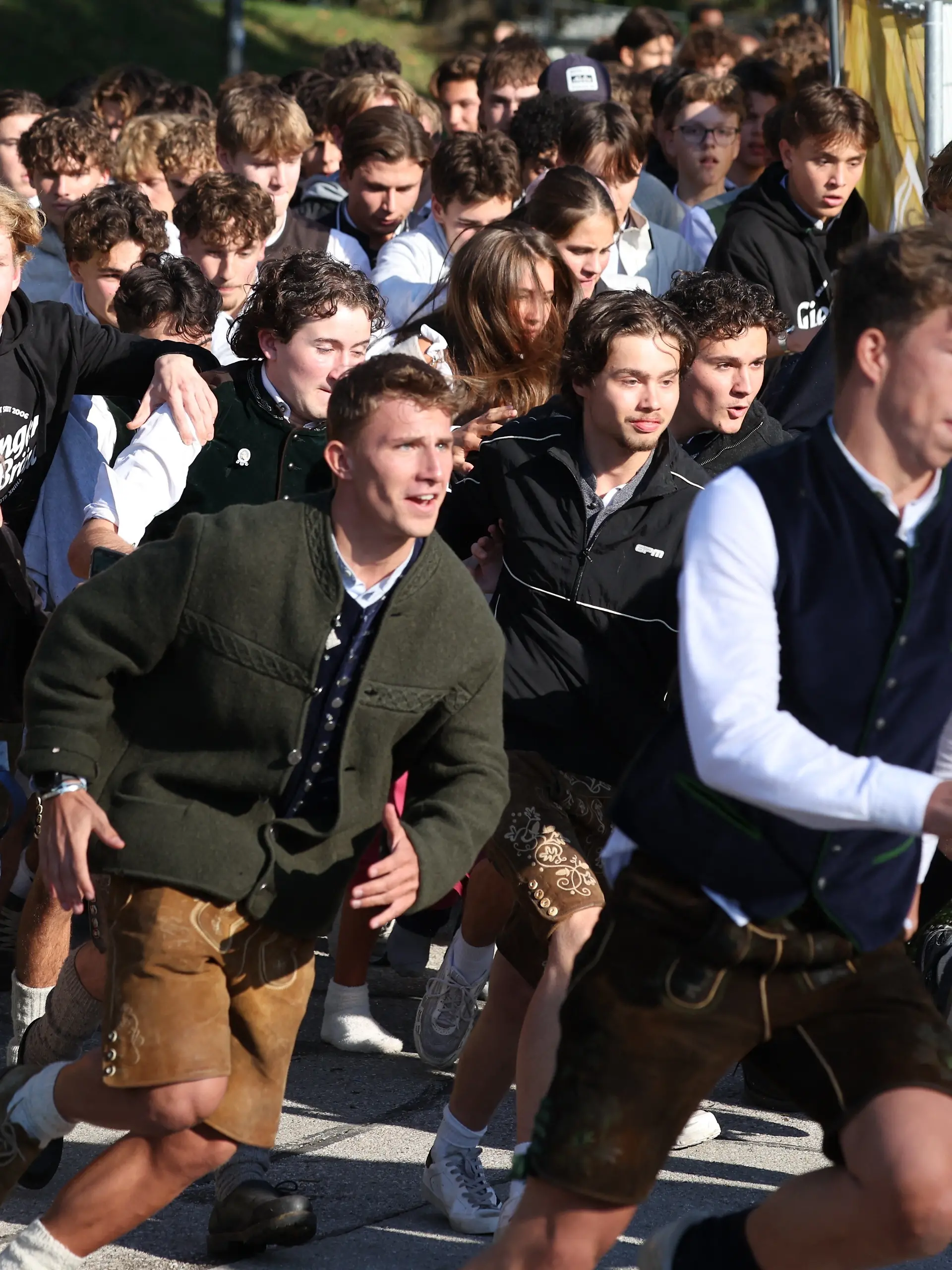Die ersten Besucher rennen zum Start des Oktoberfestes nach dem Einlass auf die Festwiese zu den Zelten