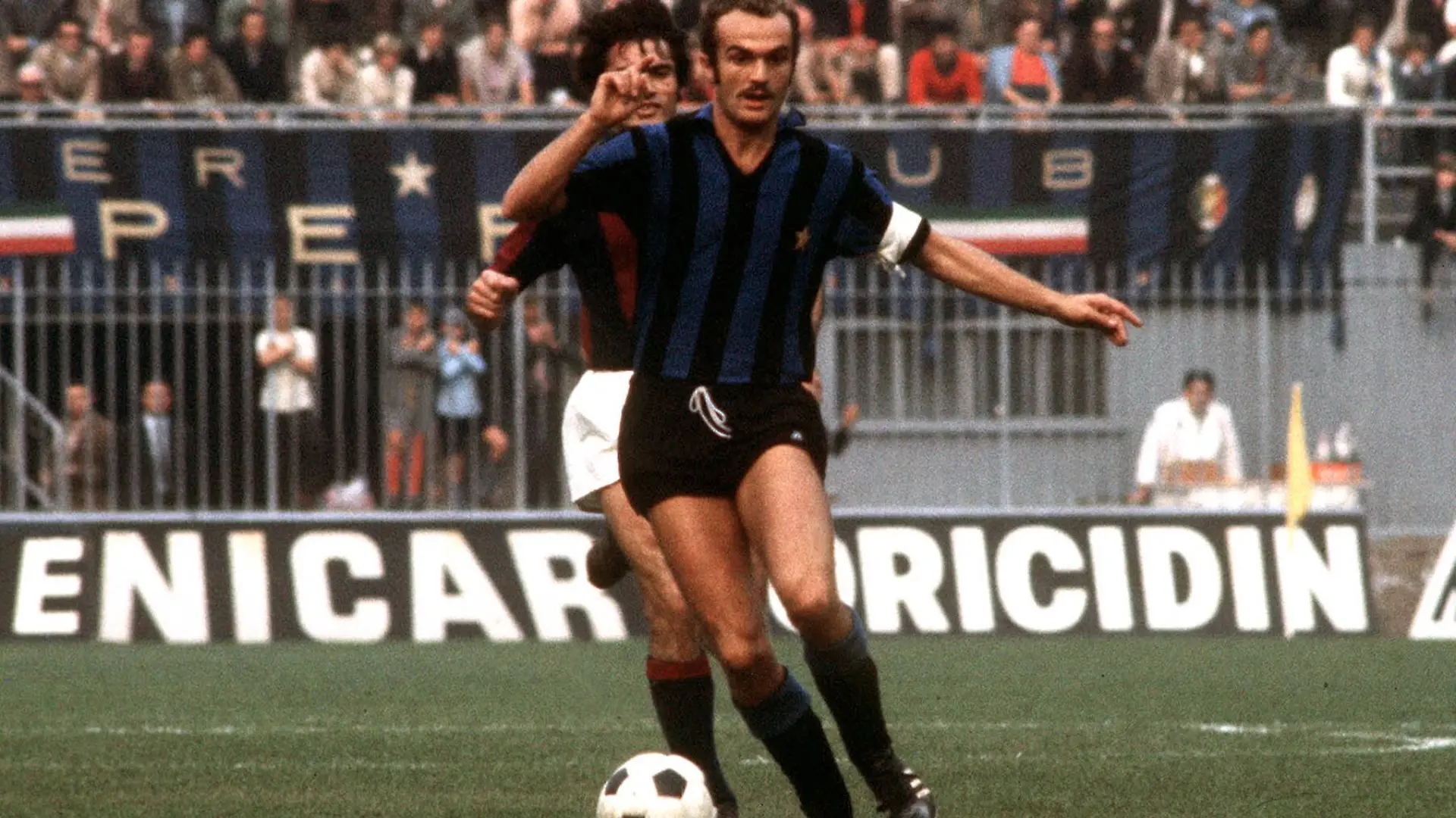 Bildnummer: 00548875 Datum: 16.03.1969 Copyright: imago/Buzzi
Sandro Mazzola (Inter) am Ball; Vneg, quer, dribbeln, Dribbling Serie A 1968/1969, 1. Italienische Liga, Internazionale Mailand Mailand San Siro Dynamik, Fußball Herren Mannschaft Italien Gruppenbild Aktion Personen