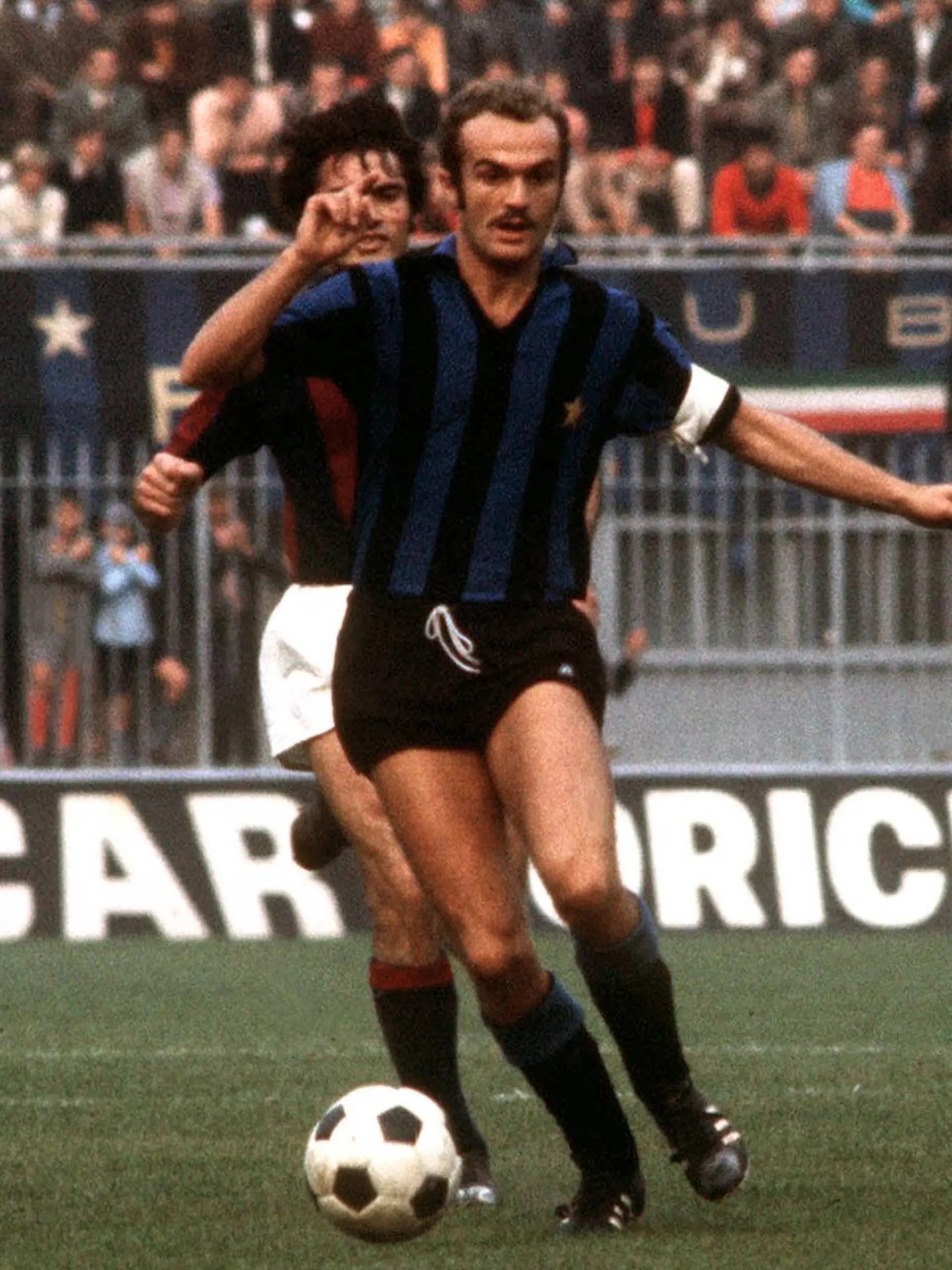 Bildnummer: 00548875 Datum: 16.03.1969 Copyright: imago/Buzzi
Sandro Mazzola (Inter) am Ball; Vneg, quer, dribbeln, Dribbling Serie A 1968/1969, 1. Italienische Liga, Internazionale Mailand Mailand San Siro Dynamik, Fußball Herren Mannschaft Italien Gruppenbild Aktion Personen