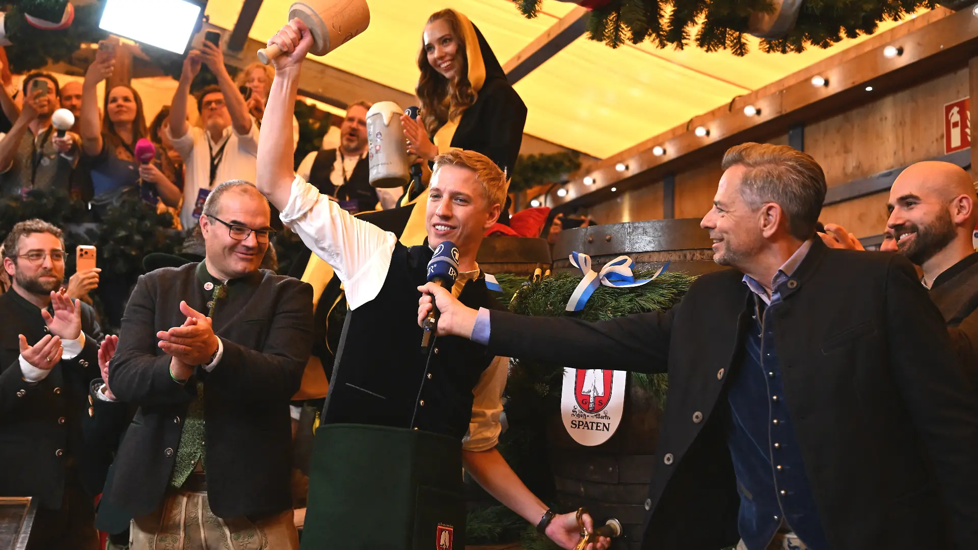 Dominik Krause beim traditionellen Fass-Anstich