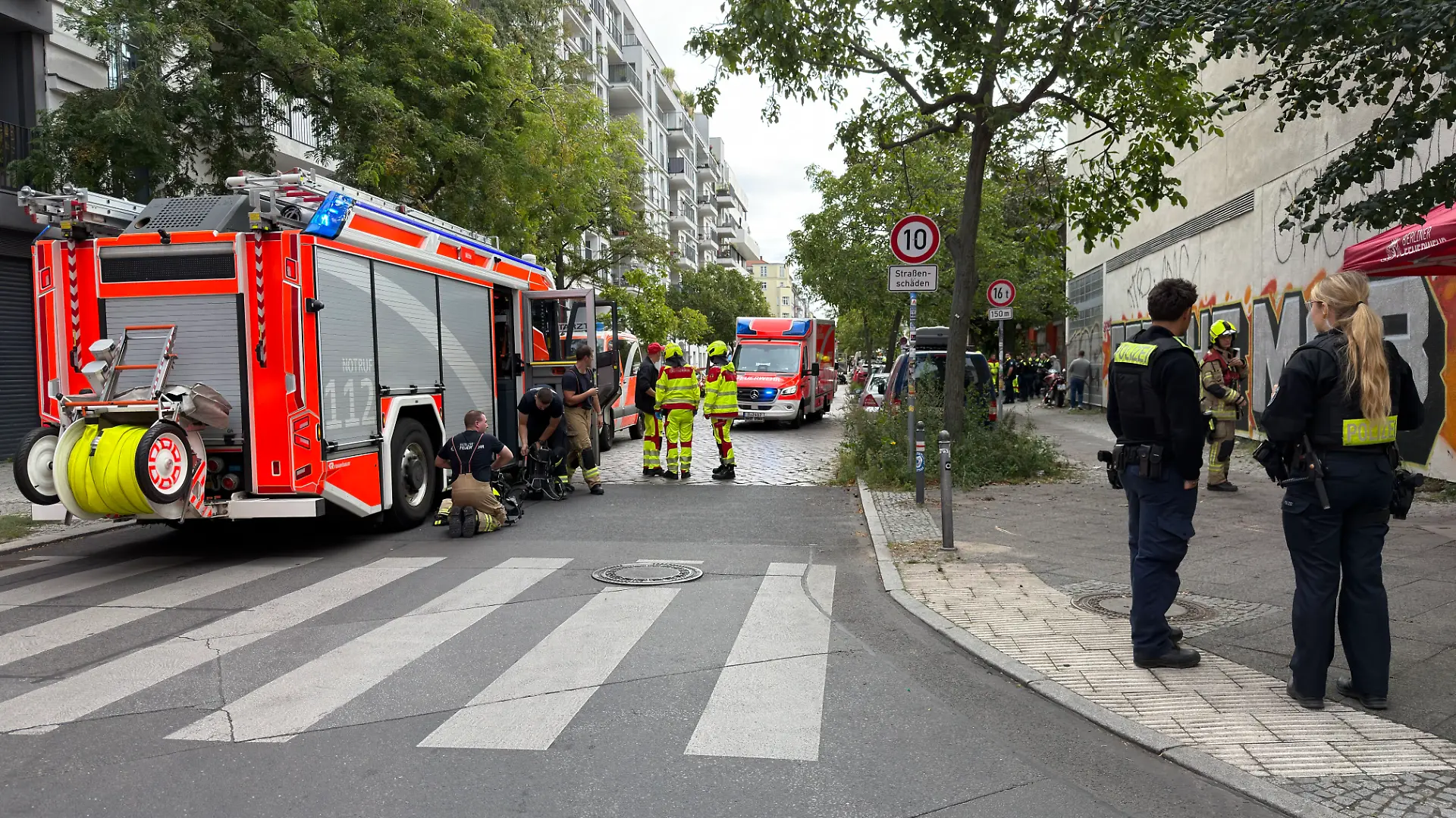 Feuerwehr und Polizei stehen am Einsatzort. In einer Pflegeeinrichtung in Berlin-Kreuzberg sind Menschen bei einem Brand verletzt worden. Zur Anzahl der Betroffenen und zur Schwere konnte ein Feuerwehrsprecher noch keine Angaben machen. Die Feuerwehr ist nach seinen Angaben mit mehr als 150 Kräften vor Ort.