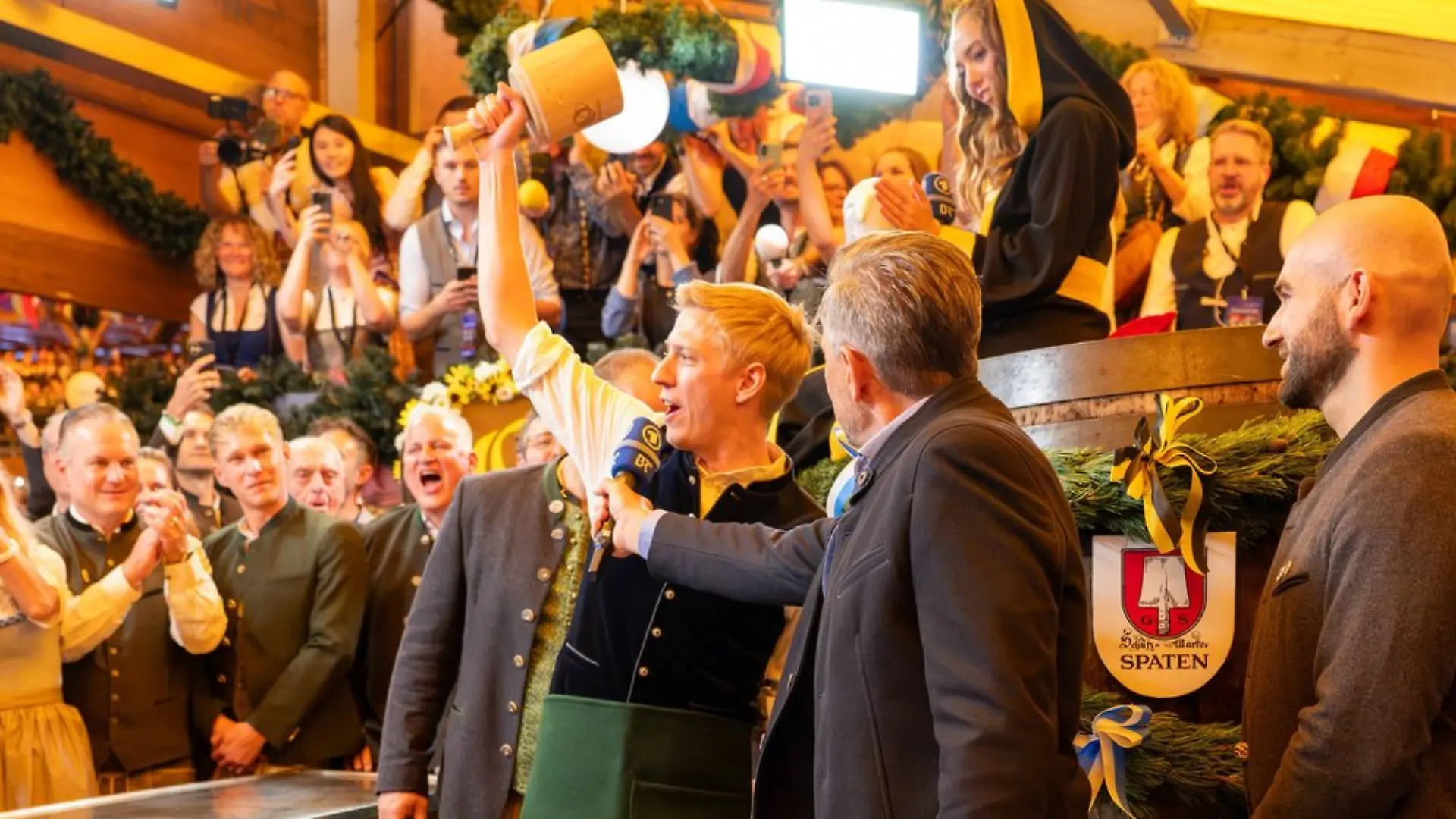 Hat nach eigenen Angaben für diesen Moment geübt: Münchens OB, Dominik Krause, beim Wiesn-Anstich.