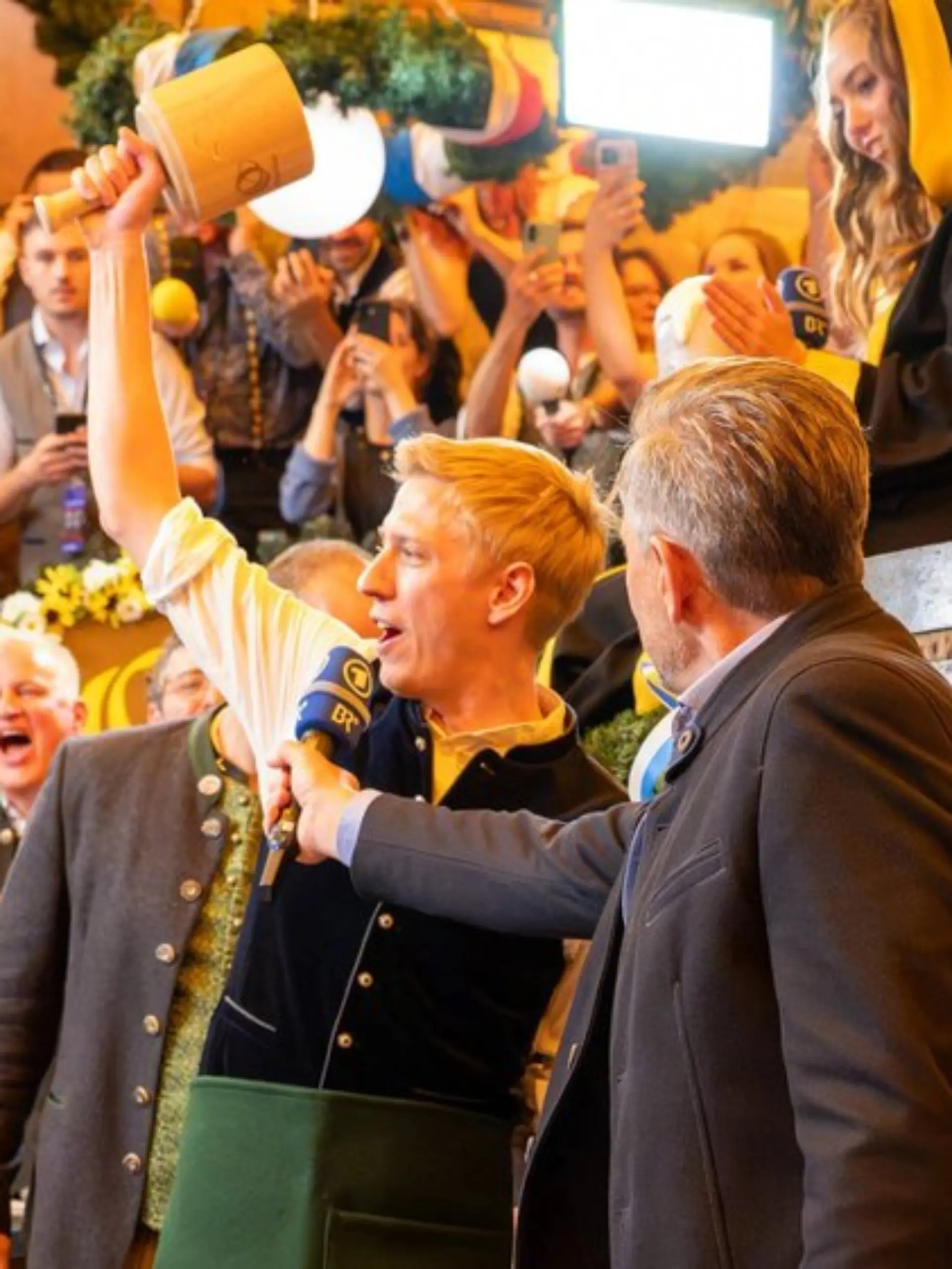 Hat nach eigenen Angaben für diesen Moment geübt: Münchens OB, Dominik Krause, beim Wiesn-Anstich.