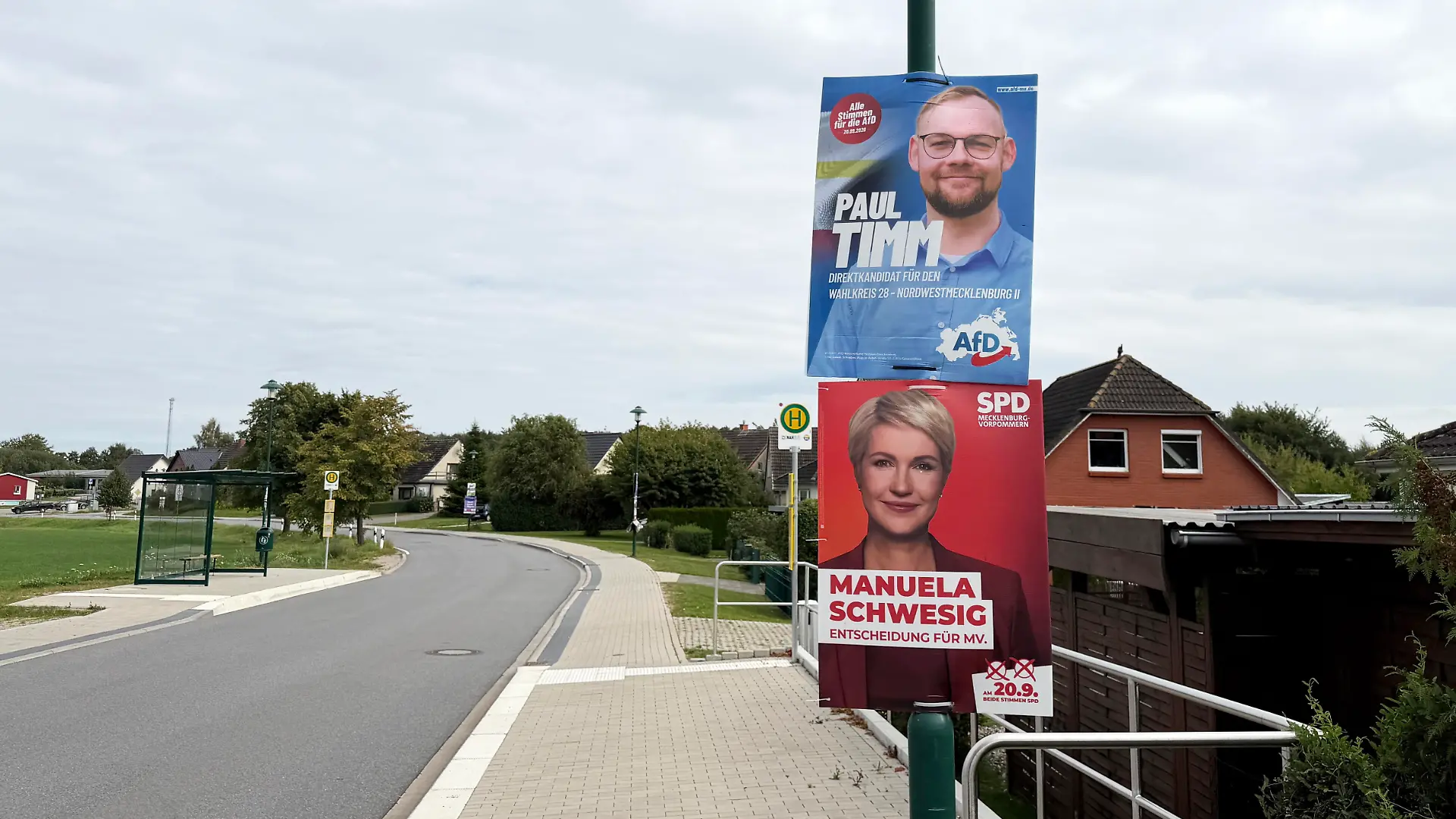 Landkreis Rostock 15.09.2026, Landtagswahlen MV 2026 Wahlplakate Wahlplakate, der SPD und AFD nebeneinander an einer Straße am Salzhaff, an einer einsamen Straße, die SPD wirbt mit Manuela Schwesig,