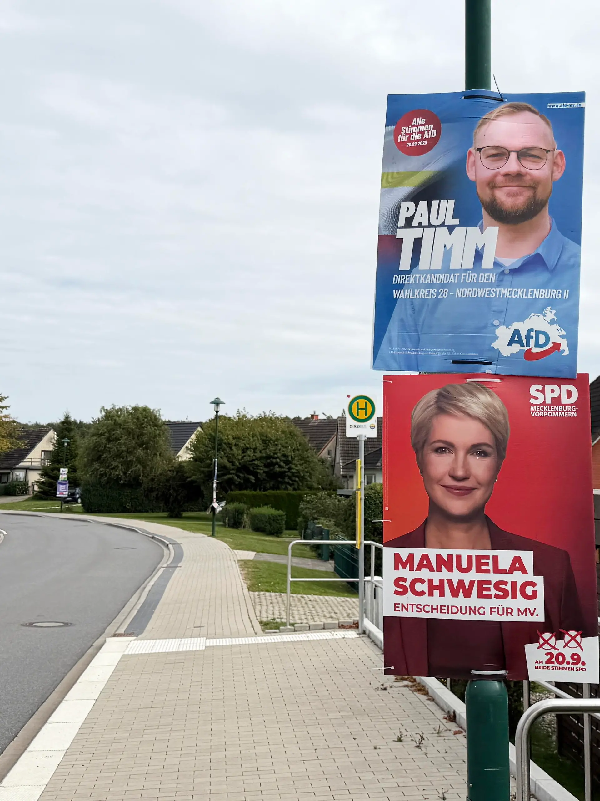 Landkreis Rostock 15.09.2026, Landtagswahlen MV 2026 Wahlplakate Wahlplakate, der SPD und AFD nebeneinander an einer Straße am Salzhaff, an einer einsamen Straße, die SPD wirbt mit Manuela Schwesig,