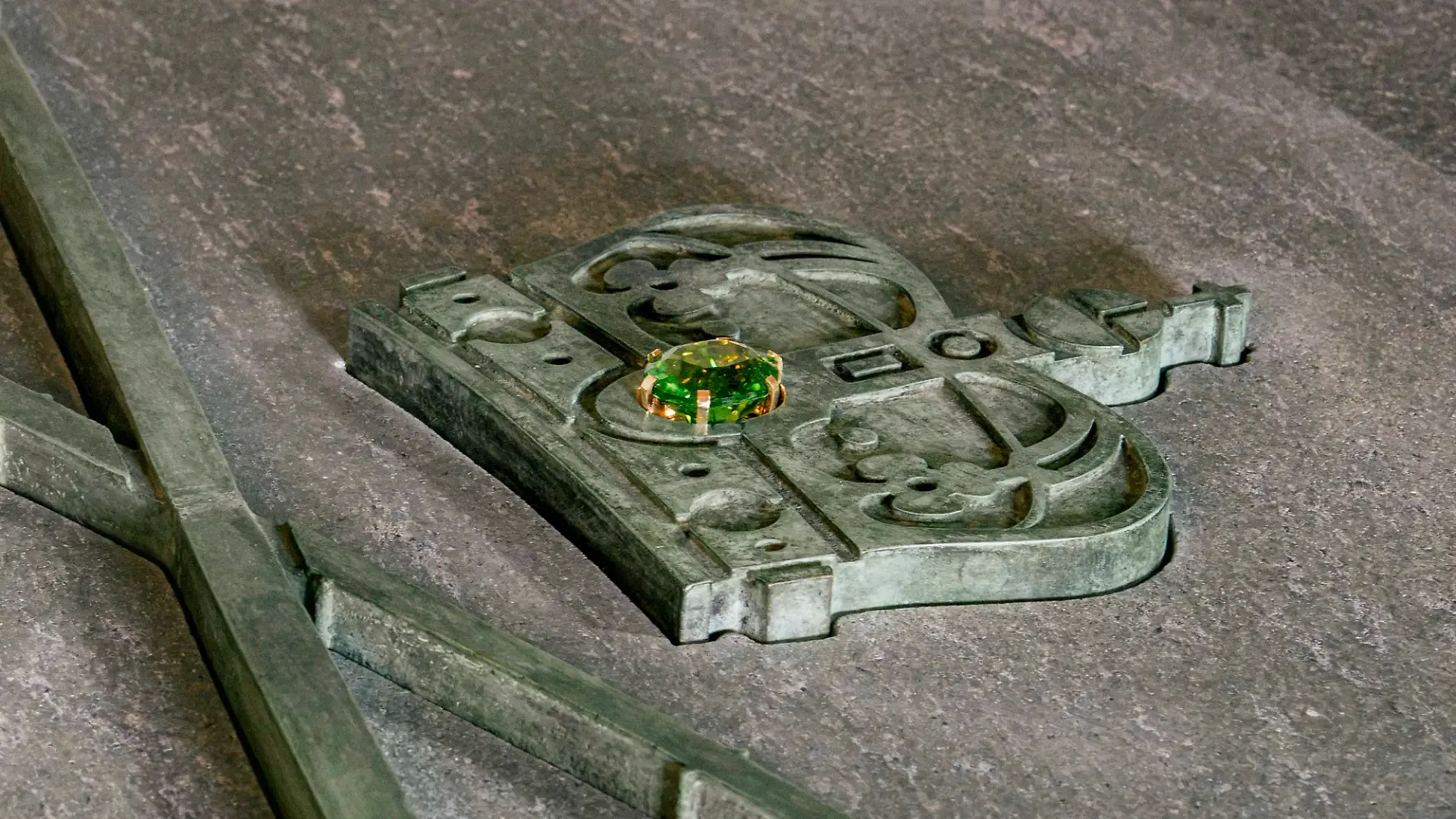 Grüne Peridot-Edelsteine zieren die dargestellten Kronen auf Haralds Sarg.