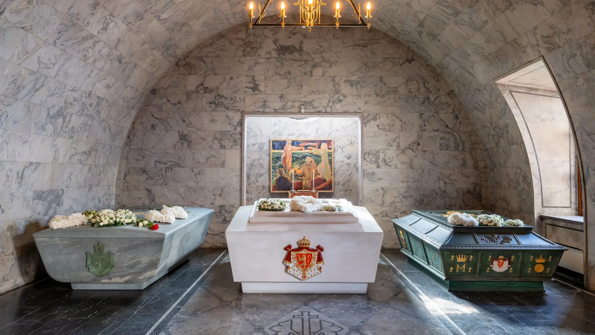 Der königliche Palast veröffentlicht nun ein erstes Foto von Haralds Sarg im Mausoleum.