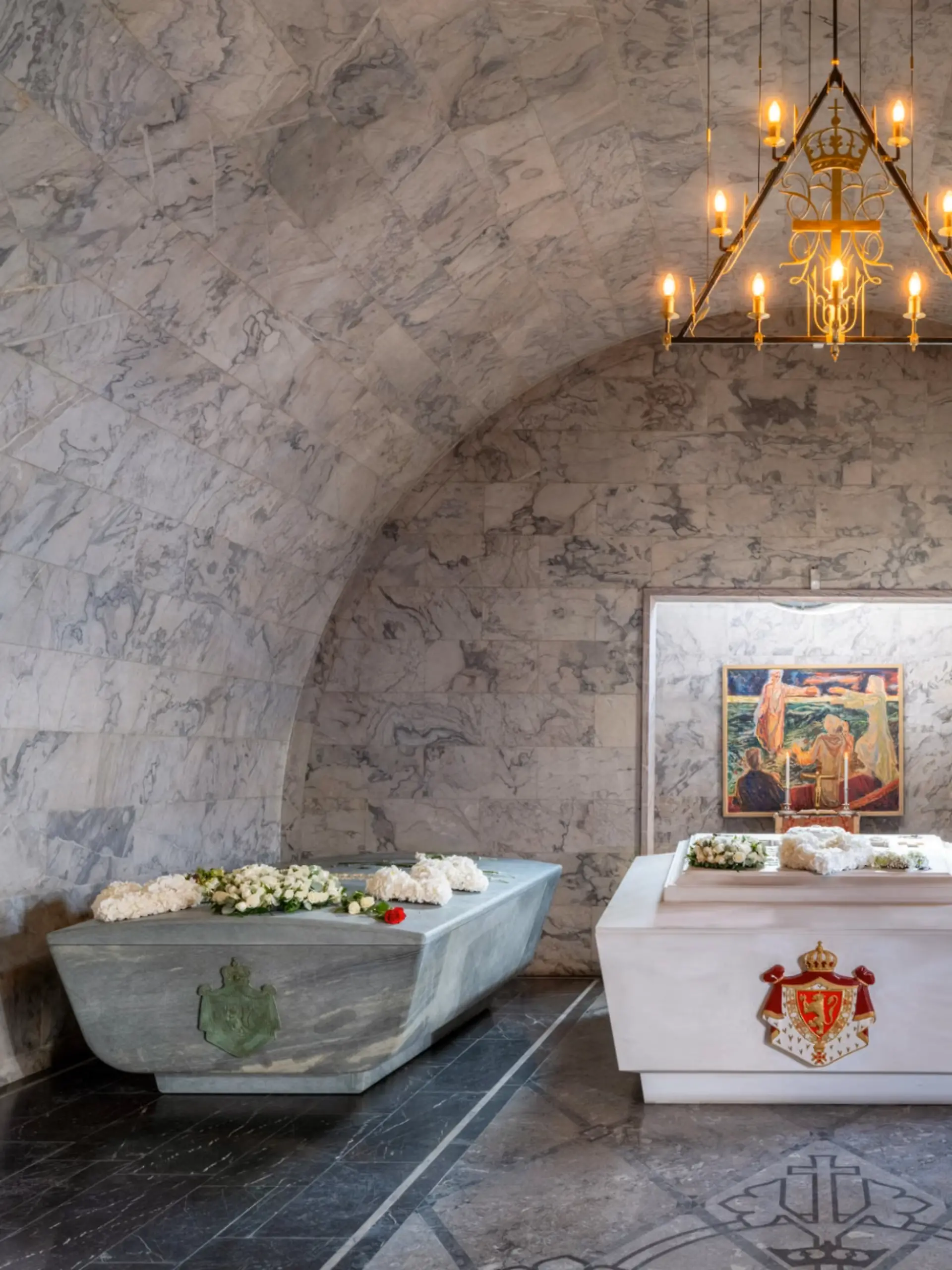 Der königliche Palast veröffentlicht nun ein erstes Foto von Haralds Sarg im Mausoleum.