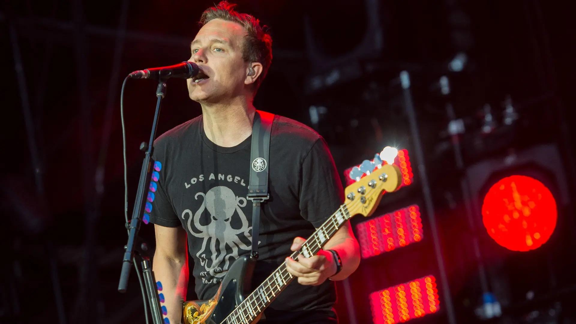 ARCHIV - 24.06.2017, Niedersachsen, Scheeßel: Der Bassist und Sänger der Band «Blink-182», Mark Hoppus, tritt beim Musikfestival Hurricane auf. Hoppus ist nach eigenen Angaben an Krebs erkrankt. Er unterziehe sich seit drei Monaten einer Chemotherapie, schrieb der 49-jährige Bassist am 23.06.2021 (Ortszeit) auf Instagram. Foto: picture alliance / Sebastian Gollnow/dpa +++ dpa-Bildfunk +++