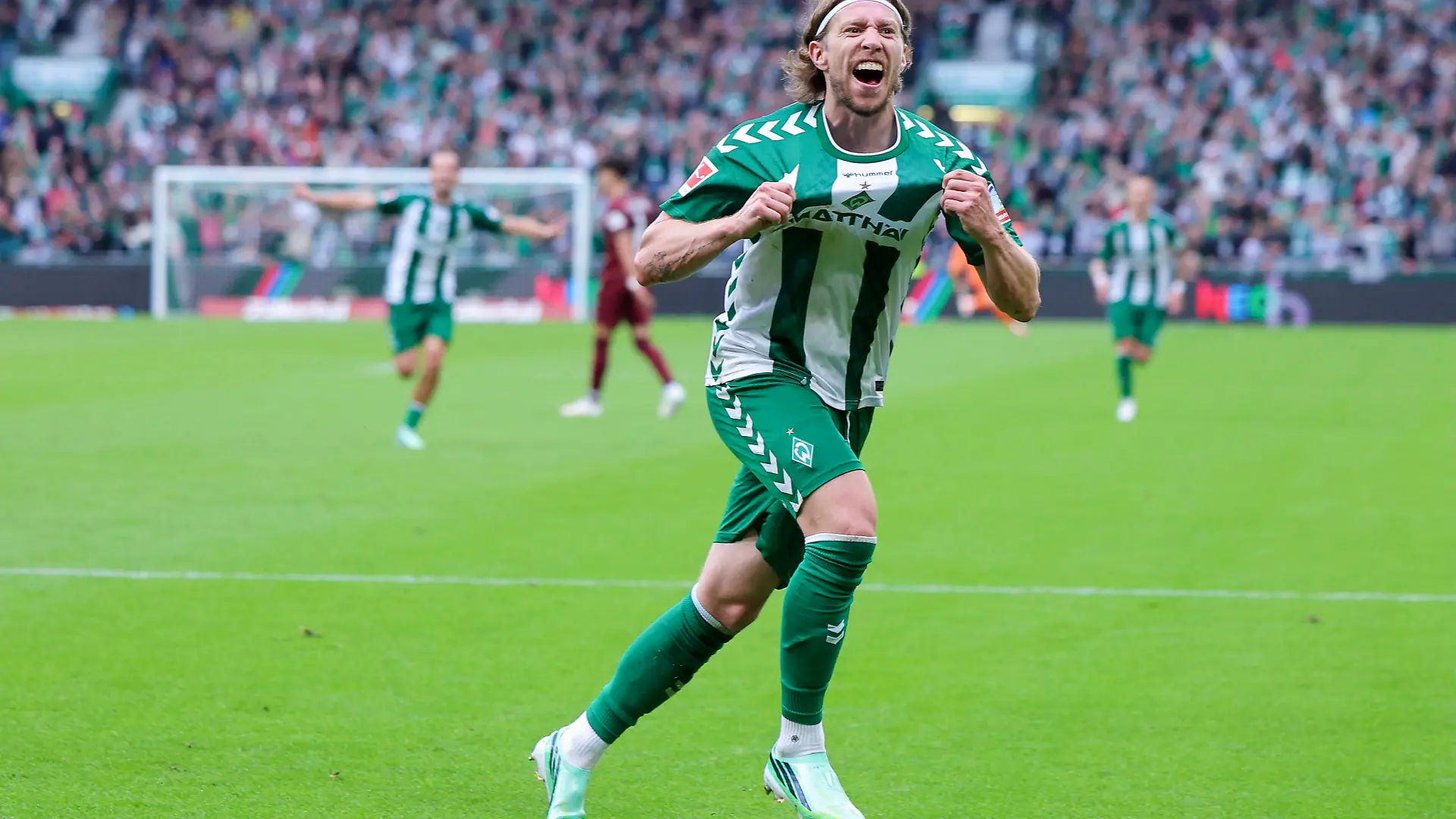Mitchell Weiser Werder Bremen bejubelt seinen Treffer zum 3:2 waehrend des spiels der 1. Bundesliga zwischen SV Werder Bremen und FC Augsburg, Weserstadion am 19. September 2026 in Bremen, Deutschland. Foto von Marco Steinbrenner/DeFodi Images Mitchell Weiser Werder Bremen celebrates after scoring his teams third Goal during the Bundesliga match between SV Werder Bremen and FC Augsburg at Weserstadion on September 19, 2026 in Bremen, Germany. Photo by Marco Steinbrenner/DeFodi Images DFB / DFL REGULATIONS PROHIBIT ANY USE OF PHOTOGRAPHS AS IMAGE SEQUENCES AND/OR QUASI-VIDEO. Photo by Marco Steinbrenner/DeFodi Images - *** Mitchell Weiser of Werder Bremen celebrates his goal to make it 32 during the Bundesliga match between SV Werder Bremen and FC Augsburg at Weserstadion on September 19, 2026, in Bremen, Germany. Photo by Marco Steinbrenner, DeFodi Images. Mitchell Weiser of Werder Bremen celebrates after scoring his teams third goal during the Bundesliga match between SV Werder Bremen and FC Augsburg at Weserstadion on September 19, 2026 in Bremen, Germany. Photo by Marco Steinbrenner, DeFodi Images. DFB and DFL regulations prohibit any use of photographs as image sequences and/or quasi-video. Photo by Marco Steinbrenner, DeFodi Images.