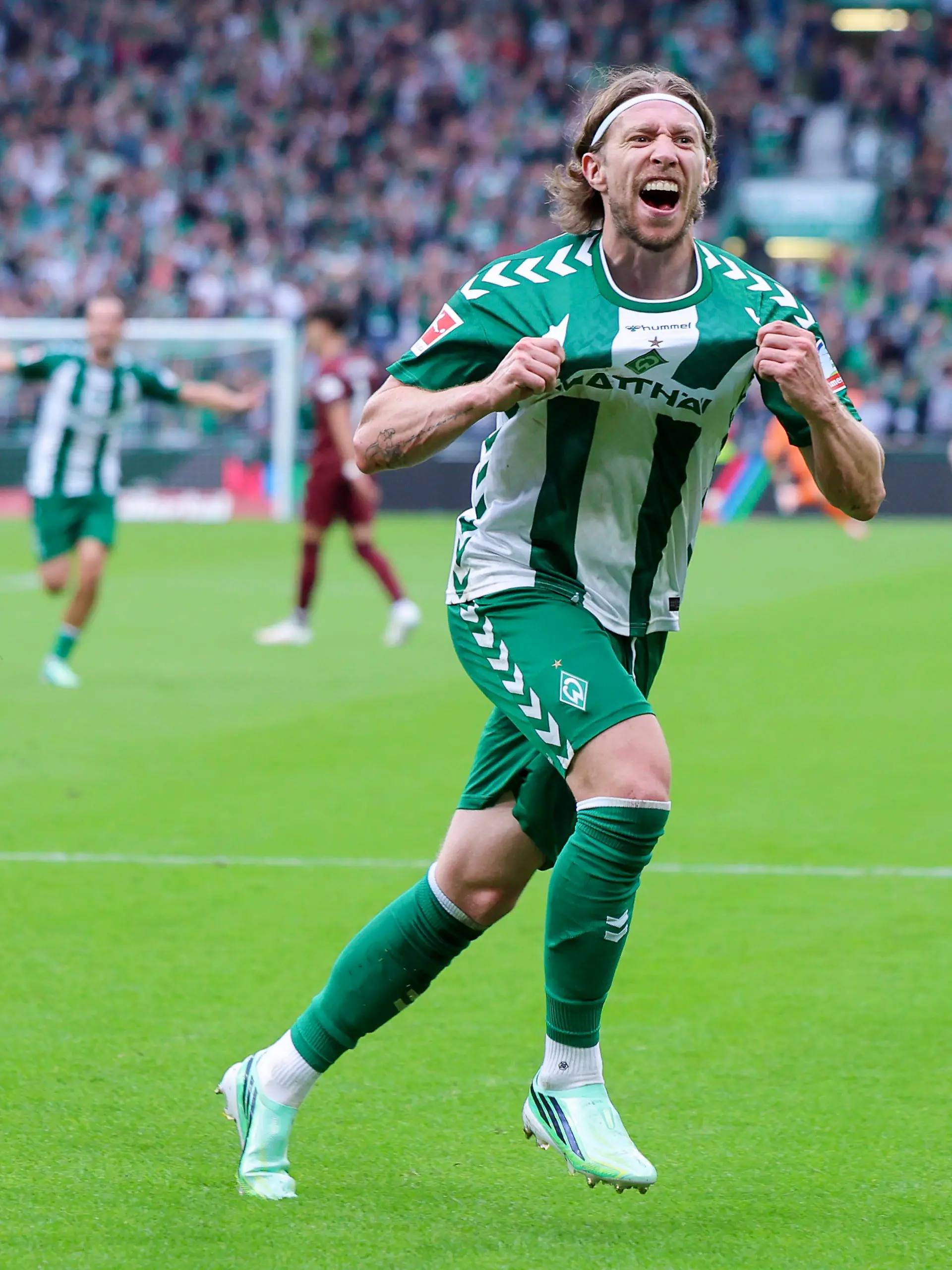 Mitchell Weiser Werder Bremen bejubelt seinen Treffer zum 3:2 waehrend des spiels der 1. Bundesliga zwischen SV Werder Bremen und FC Augsburg, Weserstadion am 19. September 2026 in Bremen, Deutschland. Foto von Marco Steinbrenner/DeFodi Images Mitchell Weiser Werder Bremen celebrates after scoring his teams third Goal during the Bundesliga match between SV Werder Bremen and FC Augsburg at Weserstadion on September 19, 2026 in Bremen, Germany. Photo by Marco Steinbrenner/DeFodi Images DFB / DFL REGULATIONS PROHIBIT ANY USE OF PHOTOGRAPHS AS IMAGE SEQUENCES AND/OR QUASI-VIDEO. Photo by Marco Steinbrenner/DeFodi Images - *** Mitchell Weiser of Werder Bremen celebrates his goal to make it 32 during the Bundesliga match between SV Werder Bremen and FC Augsburg at Weserstadion on September 19, 2026, in Bremen, Germany. Photo by Marco Steinbrenner, DeFodi Images. Mitchell Weiser of Werder Bremen celebrates after scoring his teams third goal during the Bundesliga match between SV Werder Bremen and FC Augsburg at Weserstadion on September 19, 2026 in Bremen, Germany. Photo by Marco Steinbrenner, DeFodi Images. DFB and DFL regulations prohibit any use of photographs as image sequences and/or quasi-video. Photo by Marco Steinbrenner, DeFodi Images.