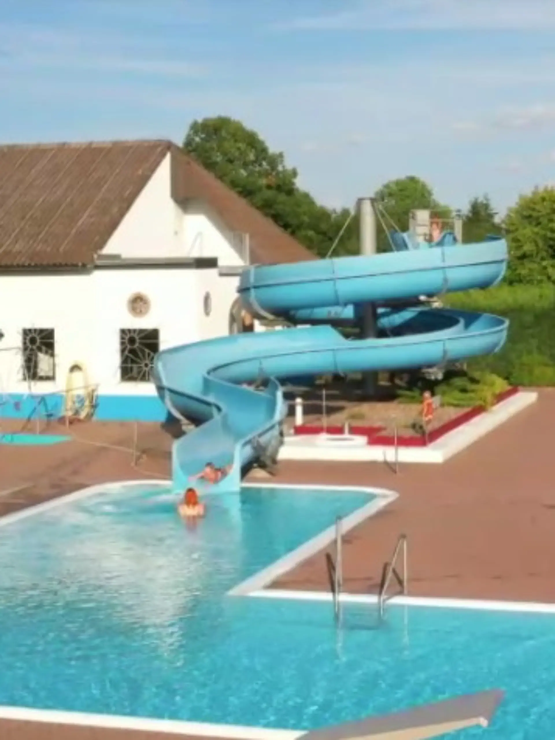 Bild zu: "Marode Freibäder, fehlendes Geld: Bürger retten ihr Schwimmbad selbst"