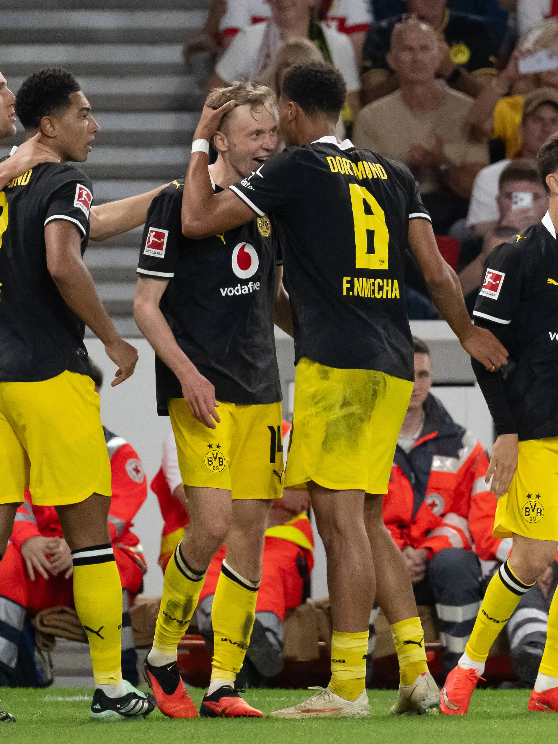 19.09.2026, GER, Fussball, Herren, 1. Bundesliga, Saison 2026/2027, 4. Spieltag, VfB Stuttgart vs. Borussia Dortmund Tor zum 0:1 durch Maximilian Beier  Borussia Dortmund, 14 , Jubel, Torjubel, bejubelt sein Tor mit Nico Schlotterbeck  Borussia Dortmund, 04 , Jobe Bellingham  Borussia Dortmund, 07 , Felix Nmecha  Borussia Dortmund, 08 , Konstantinos Karetsas  Borussia Dortmund, 19  DFB/DFL regulations prohibit any use of photographs as image sequences and/or quasi-video. Stuttgart MHP Arena Baden-Württemberg Deutschland *** September 19, 2026, GER, Soccer, Men s, Bundesliga 1, 20262027 Season, Matchday 4, VfB Stuttgart vs. Borussia Dortmund Goal to make it 01 by Maximilian Beier Borussia Dortmund, 14, celebration, goal celebration celebrating his goal with Nico Schlotterbeck Borussia Dortmund, 04, Jobe Bellingham Borussia Dortmund, 07, Felix Nmecha Borussia Dortmund, 08, Konstantinos Karetsas Borussia Dortmund, 19. DFB and DFL regulations prohibit any use of photographs as image sequences and/or quasi-video. Stuttgart MHP Arena, Baden-Württemberg, Germany Copyright: xNordphoto/WolfgangxFrankx