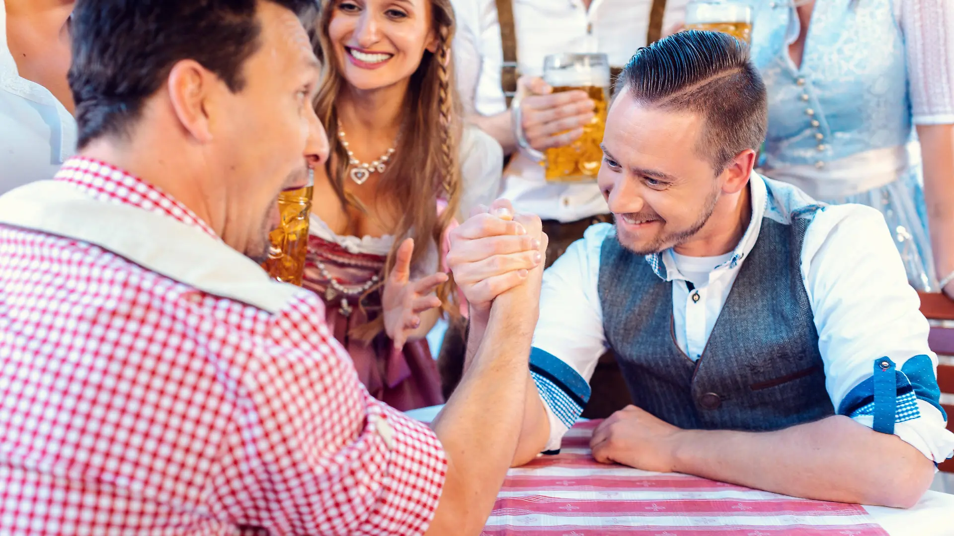 Bavarian friends practicing the high art of arm wrestling Copyright: xKzenonx Panthermedia27280879 ,model released, Symbolfoto