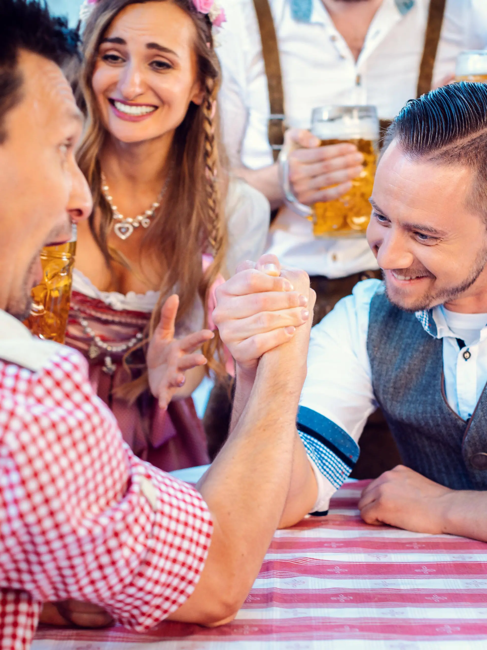 Bavarian friends practicing the high art of arm wrestling Copyright: xKzenonx Panthermedia27280879 ,model released, Symbolfoto