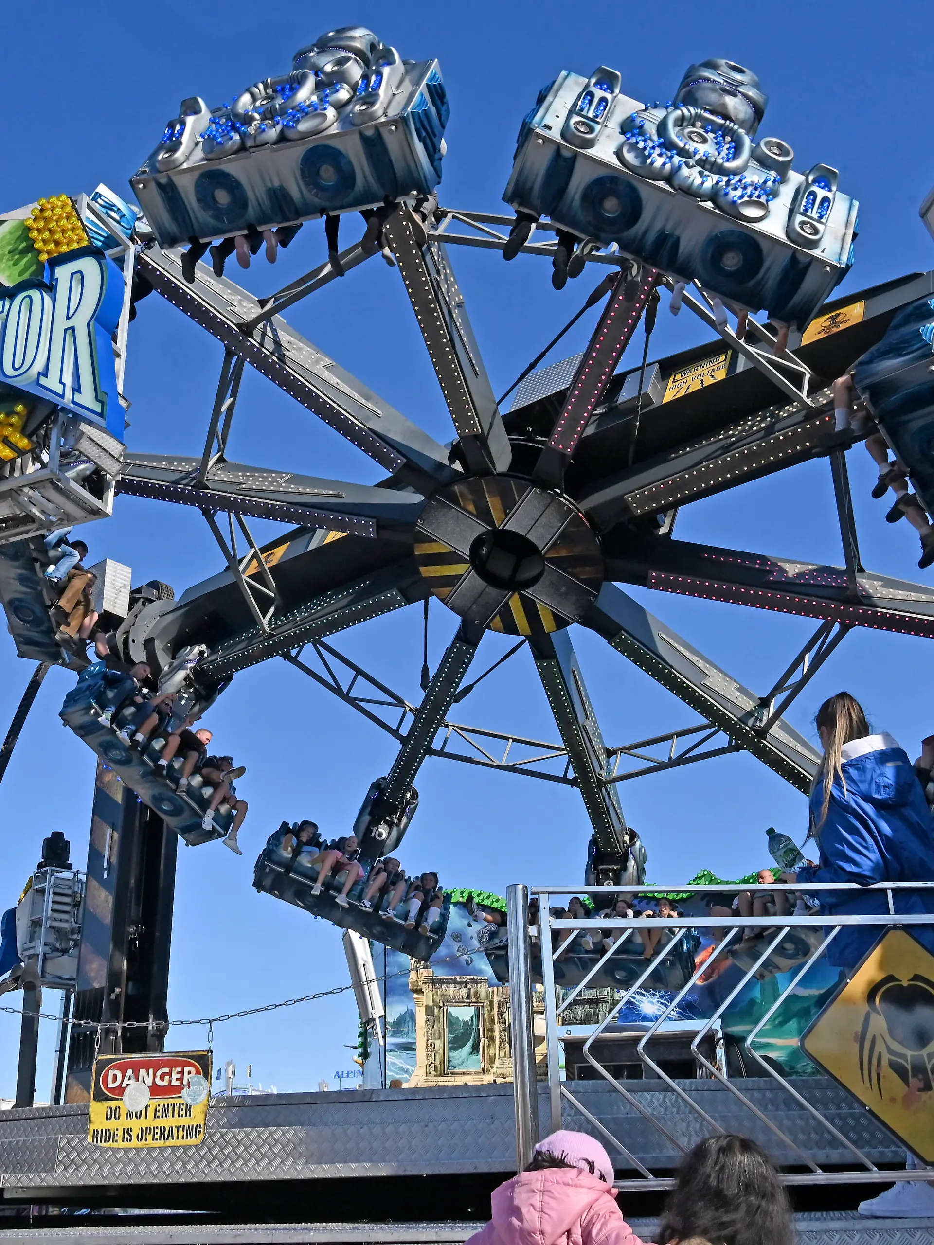 Überkopf-Fahrgeschäft Predator auf dem Oktoberfest
