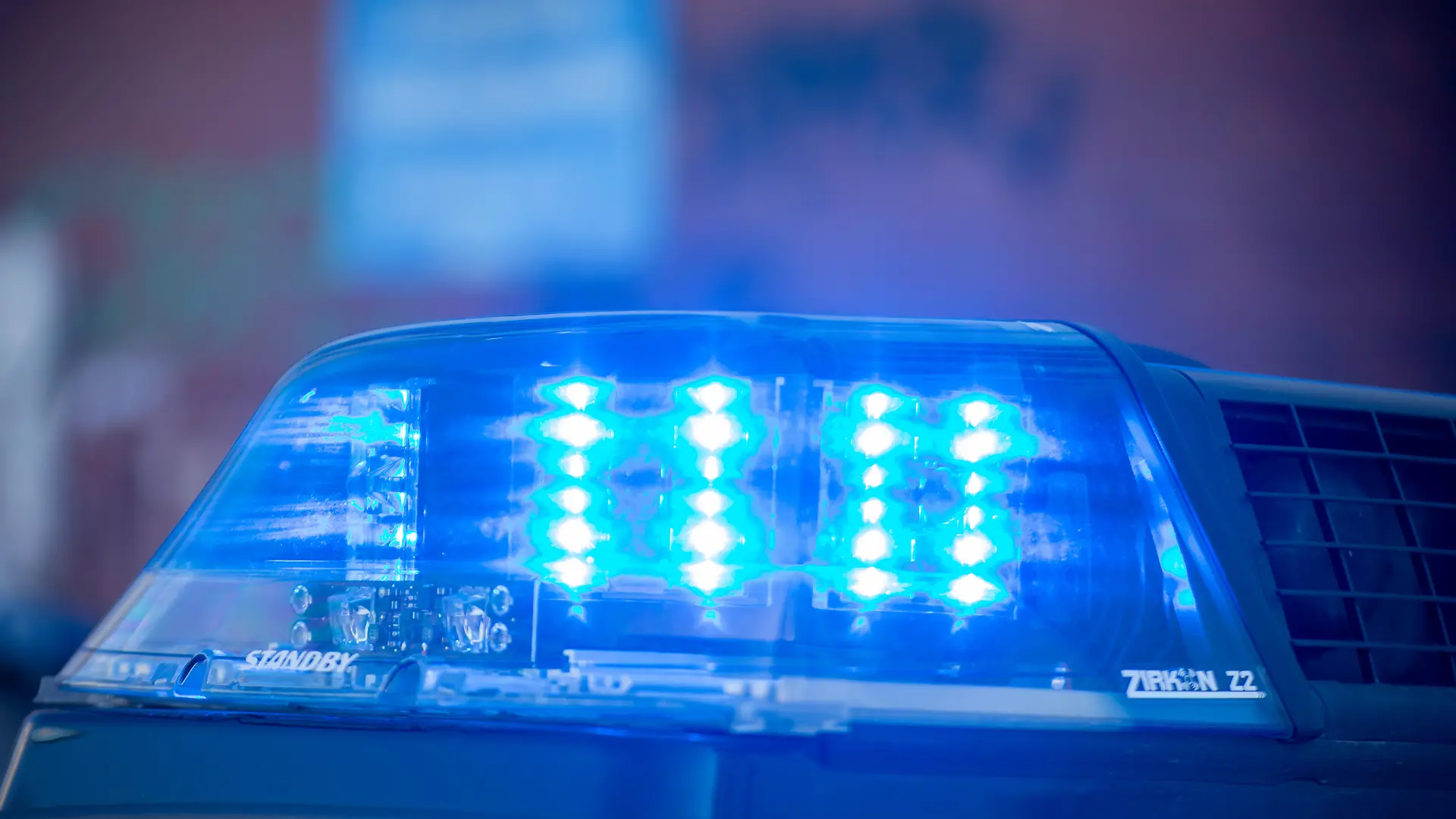 Symbolbild Polizeieinsatz: Nahaufnahme von einem Blaulicht an einem Polizeiauto während einem Einsatz