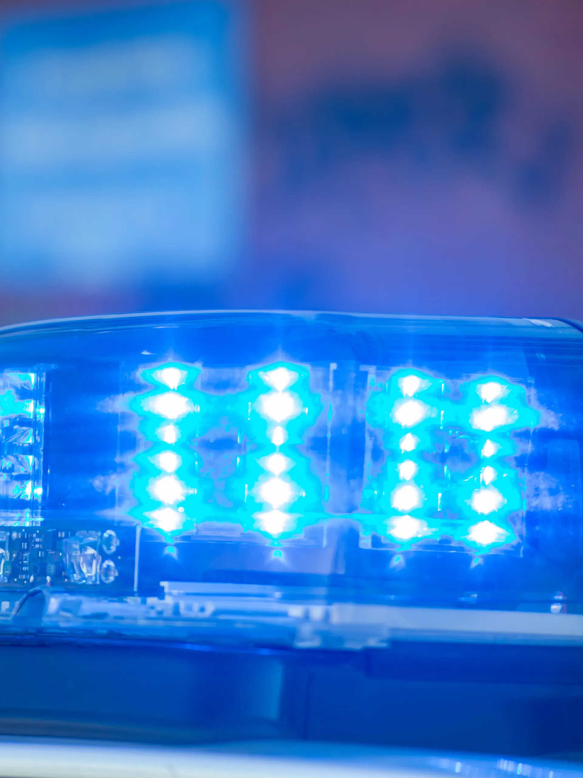 Symbolbild Polizeieinsatz: Nahaufnahme von einem Blaulicht an einem Polizeiauto während einem Einsatz