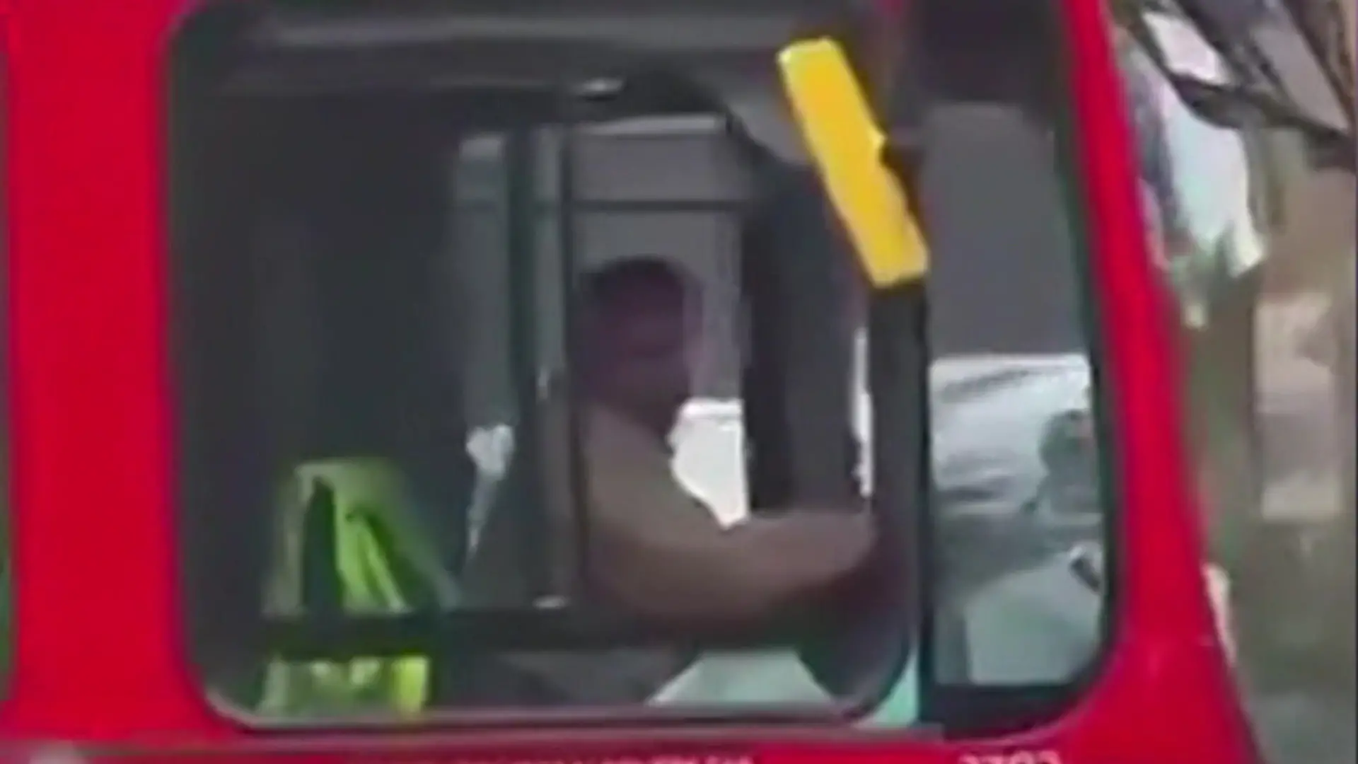 Busfahrer angegriffen! Mann entführt Fahrzeug – und rast davon Dramatische Szenen in Telford