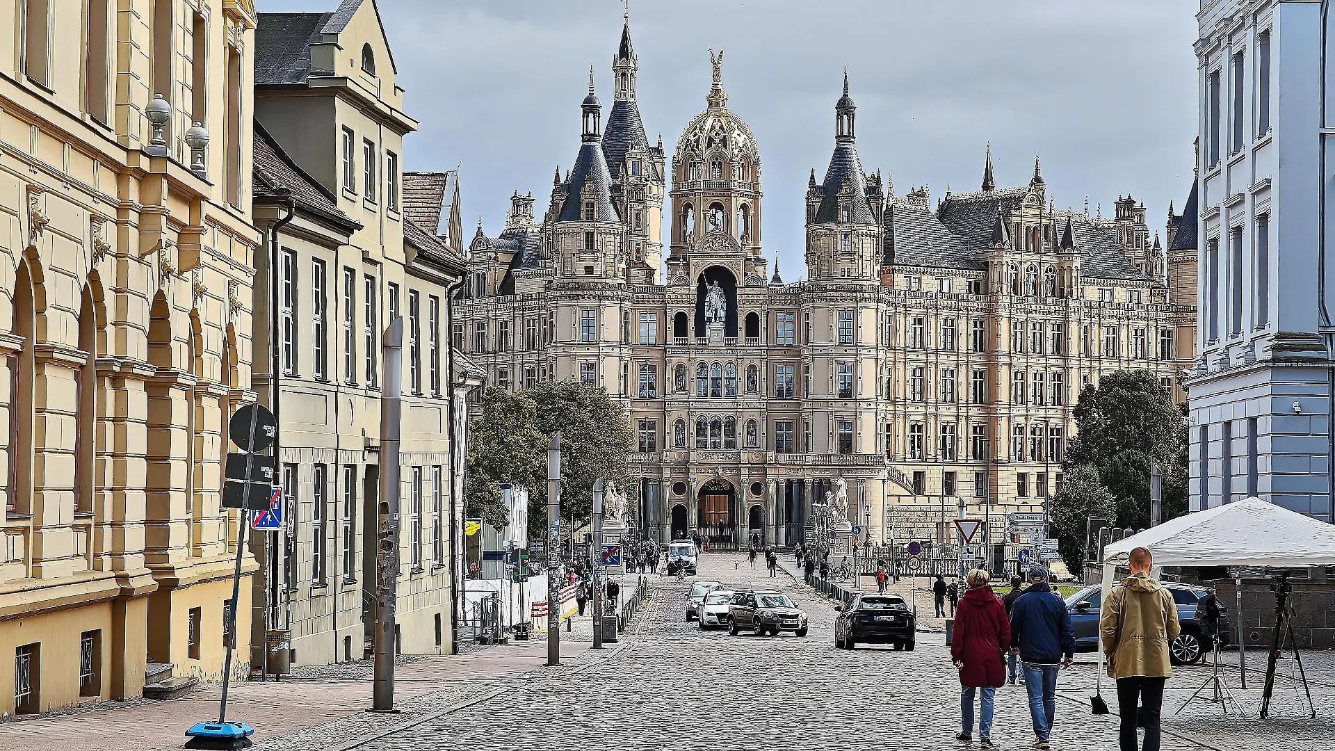 Schwerin, Mecklenburg-Vorpommern, Deutschland: Landtagswahl in Mecklenburg-Vorpommern 2026: Fußgängerzone von Schwerin mit Blick auf den Landtag von Mecklenburg-Vorpommern im Schweriner Schloss