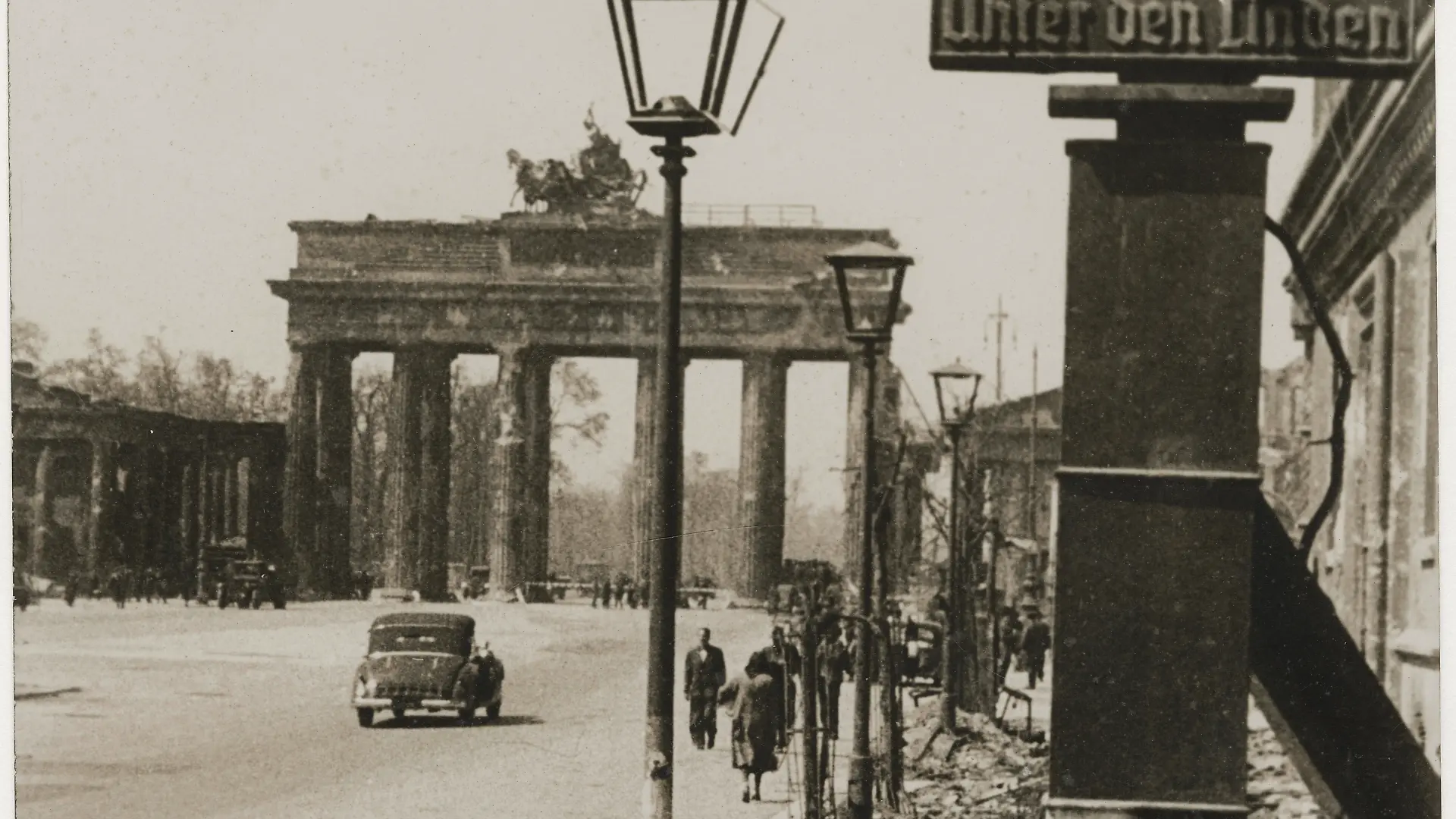 Berlin-Mitte, Brandenburger Tor (erb. 178891; Architekt: Carl Gotthard Langhans; Quadriga 1790/91, von Johann Gottfried Schadow). Brandenburger Tor und Pariser Platz von Osten nach Kriegsende. Foto, 1945.