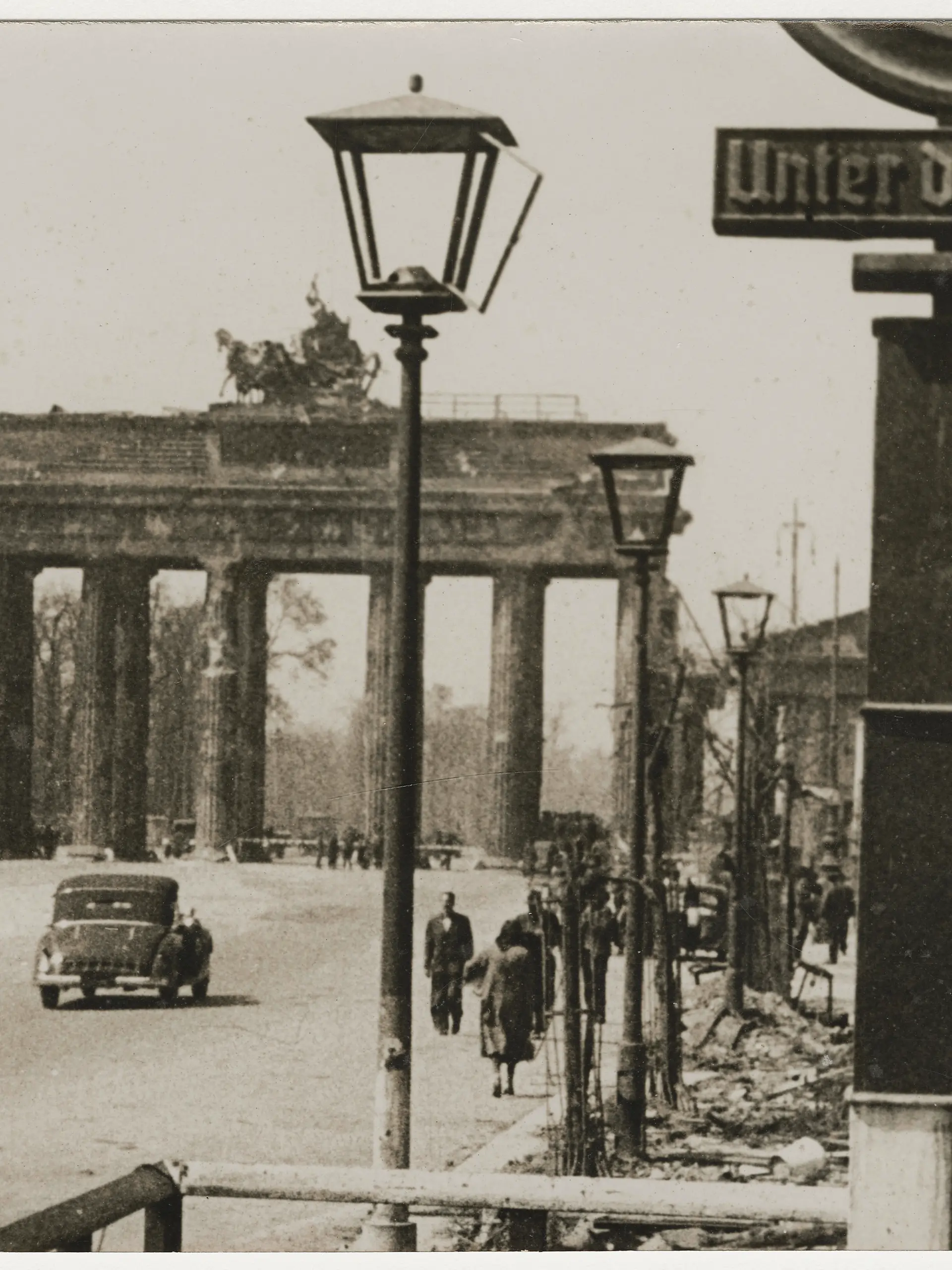Berlin-Mitte, Brandenburger Tor (erb. 178891; Architekt: Carl Gotthard Langhans; Quadriga 1790/91, von Johann Gottfried Schadow). Brandenburger Tor und Pariser Platz von Osten nach Kriegsende. Foto, 1945.