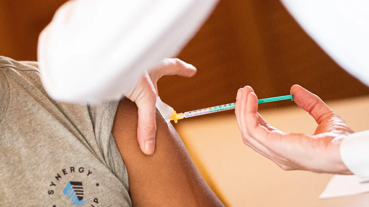 25.06.2021, Hamburg: Ein Seemann wird im Seemannsclub Duckdalben gegen das Coronavirus geimpft. Seeleute können sich am 25.06.2021 im Rahmen des ·Tags der Seeleute· im Seemannsclub Duckdalben durch den Hafenärztlichen Dienst gegen das Coronavirus impfen lassen. Foto: Daniel Reinhardt/dpa +++ dpa-Bildfunk +++